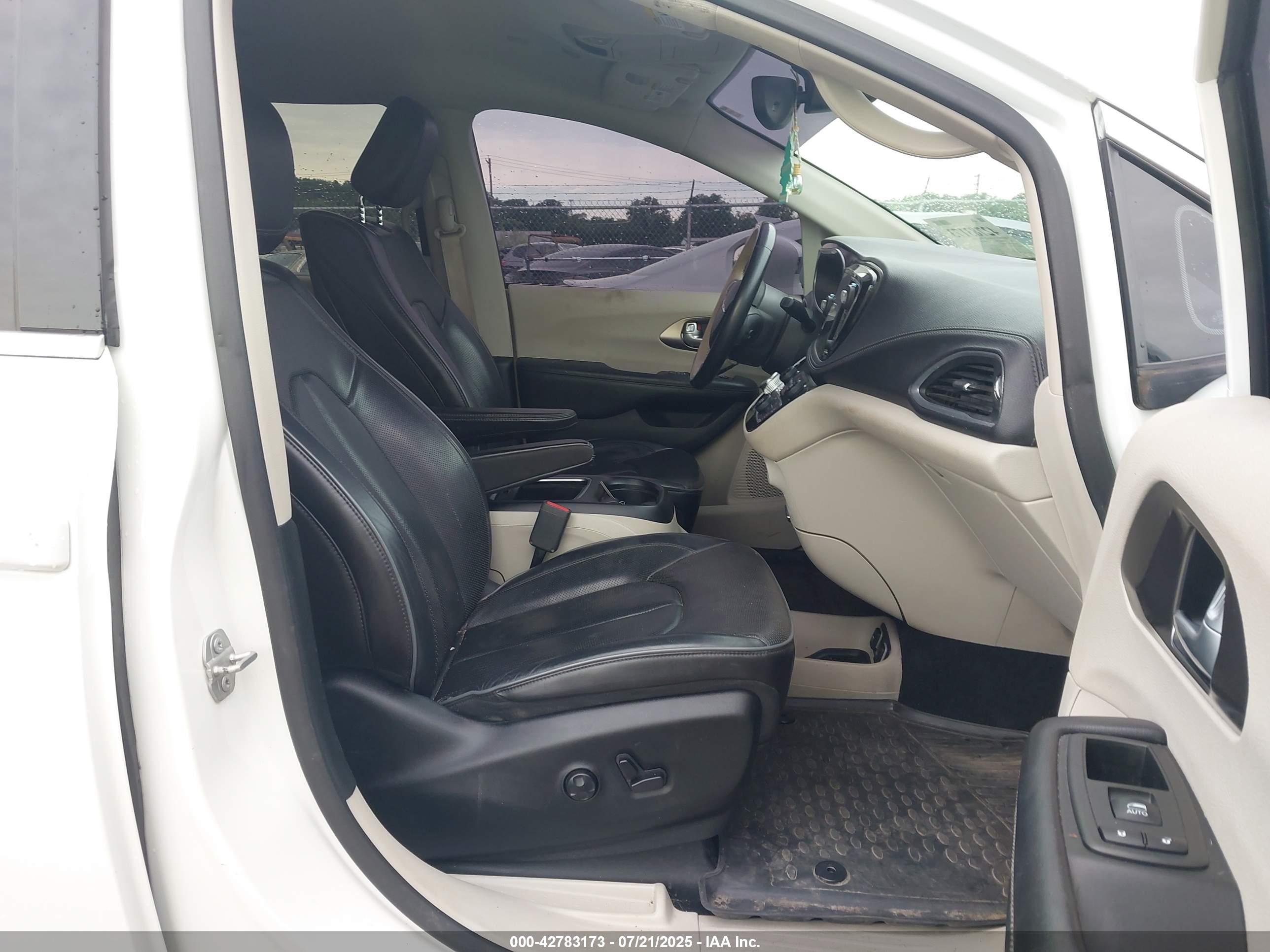 CHRYSLER PACIFICA image 5