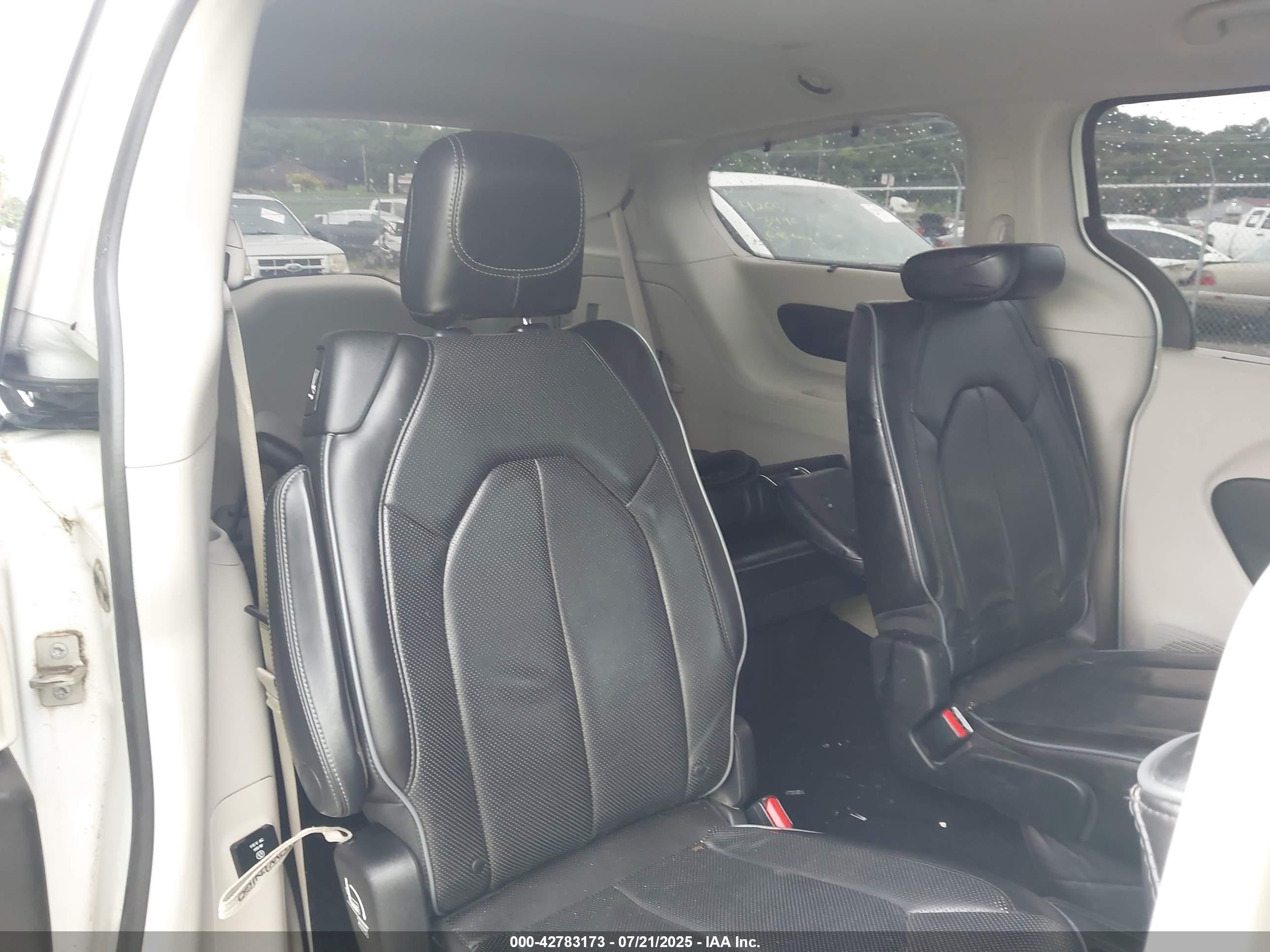 CHRYSLER PACIFICA image 8