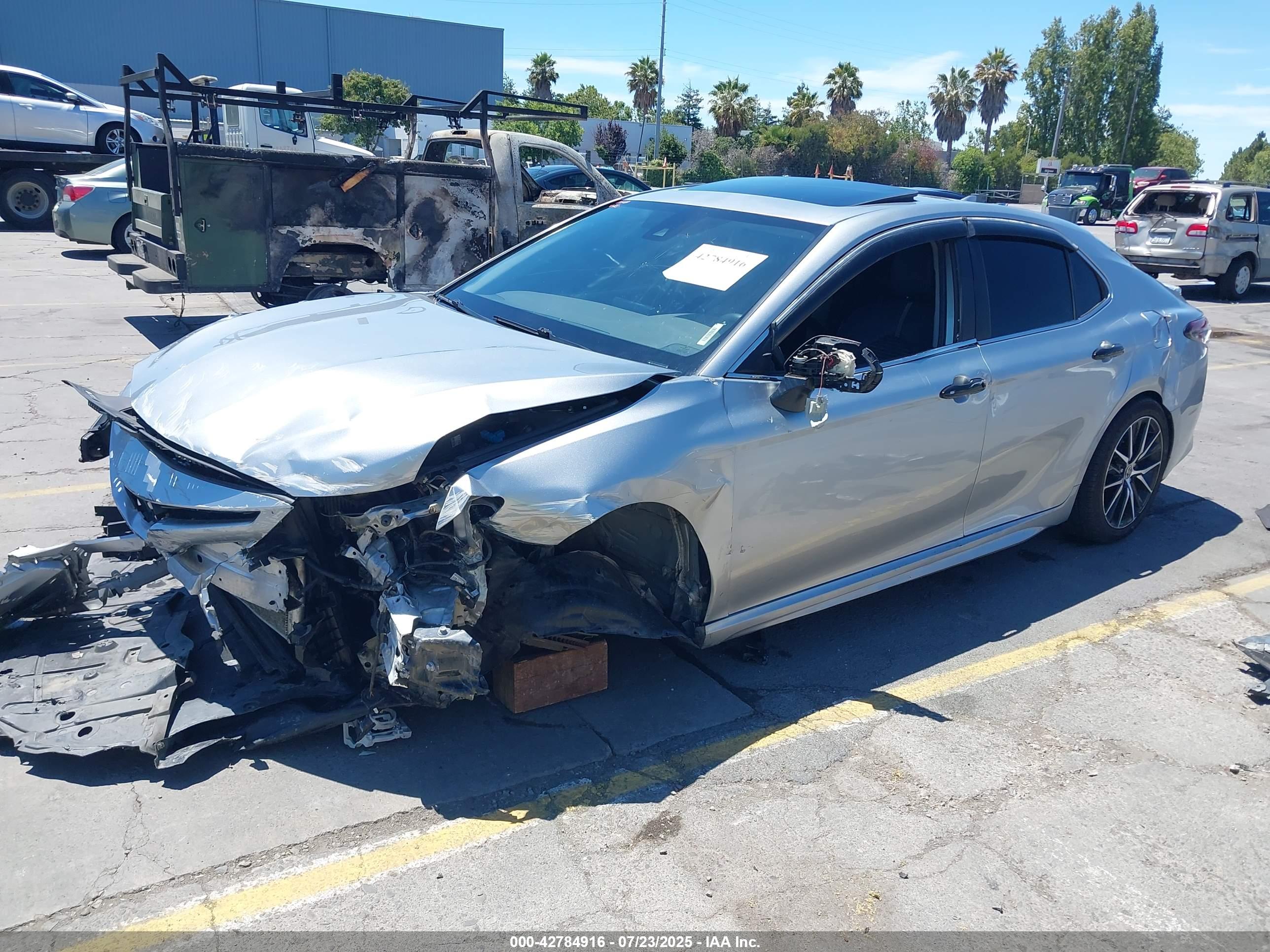 TOYOTA CAMRY image 2