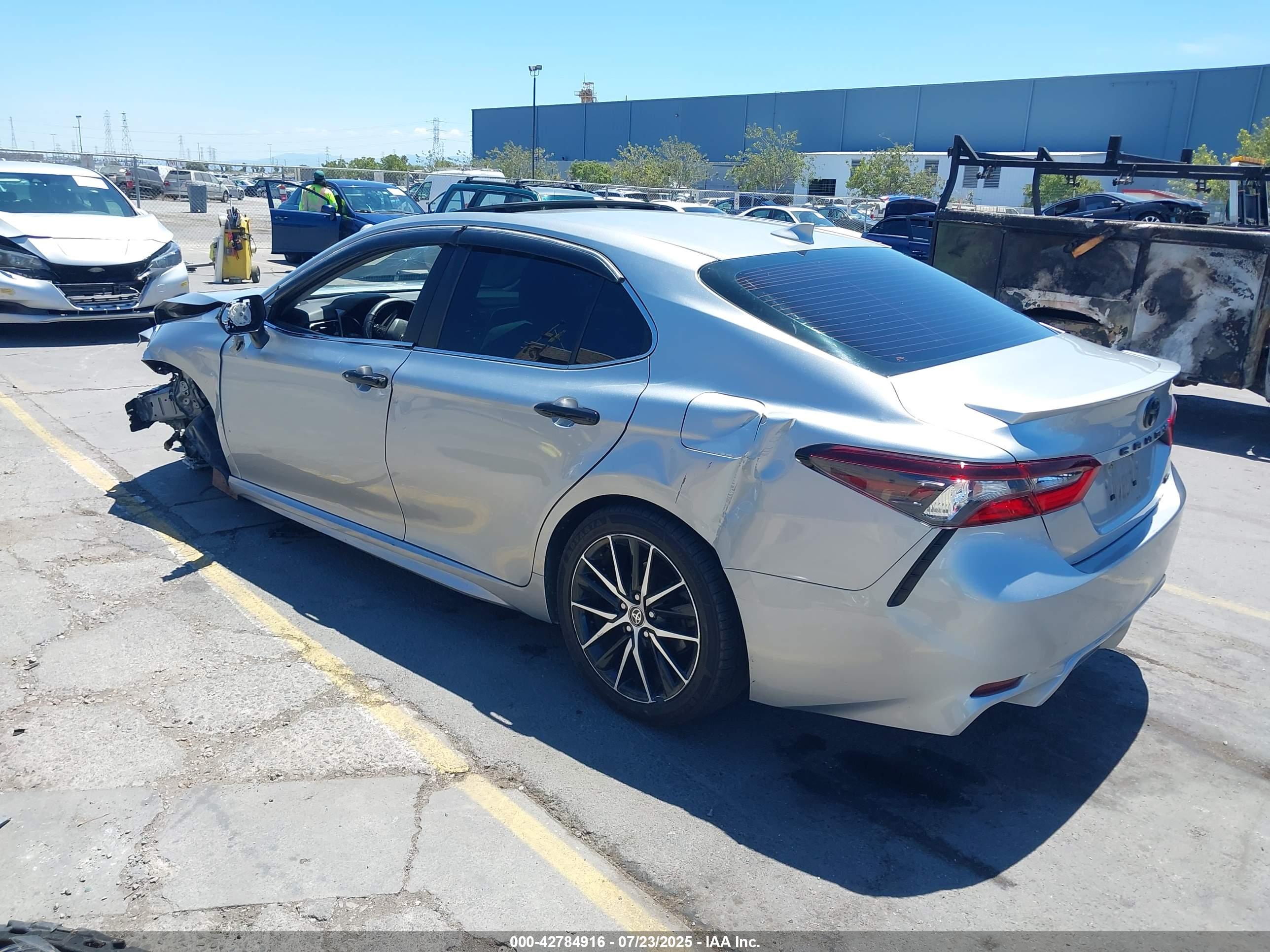 TOYOTA CAMRY image 3