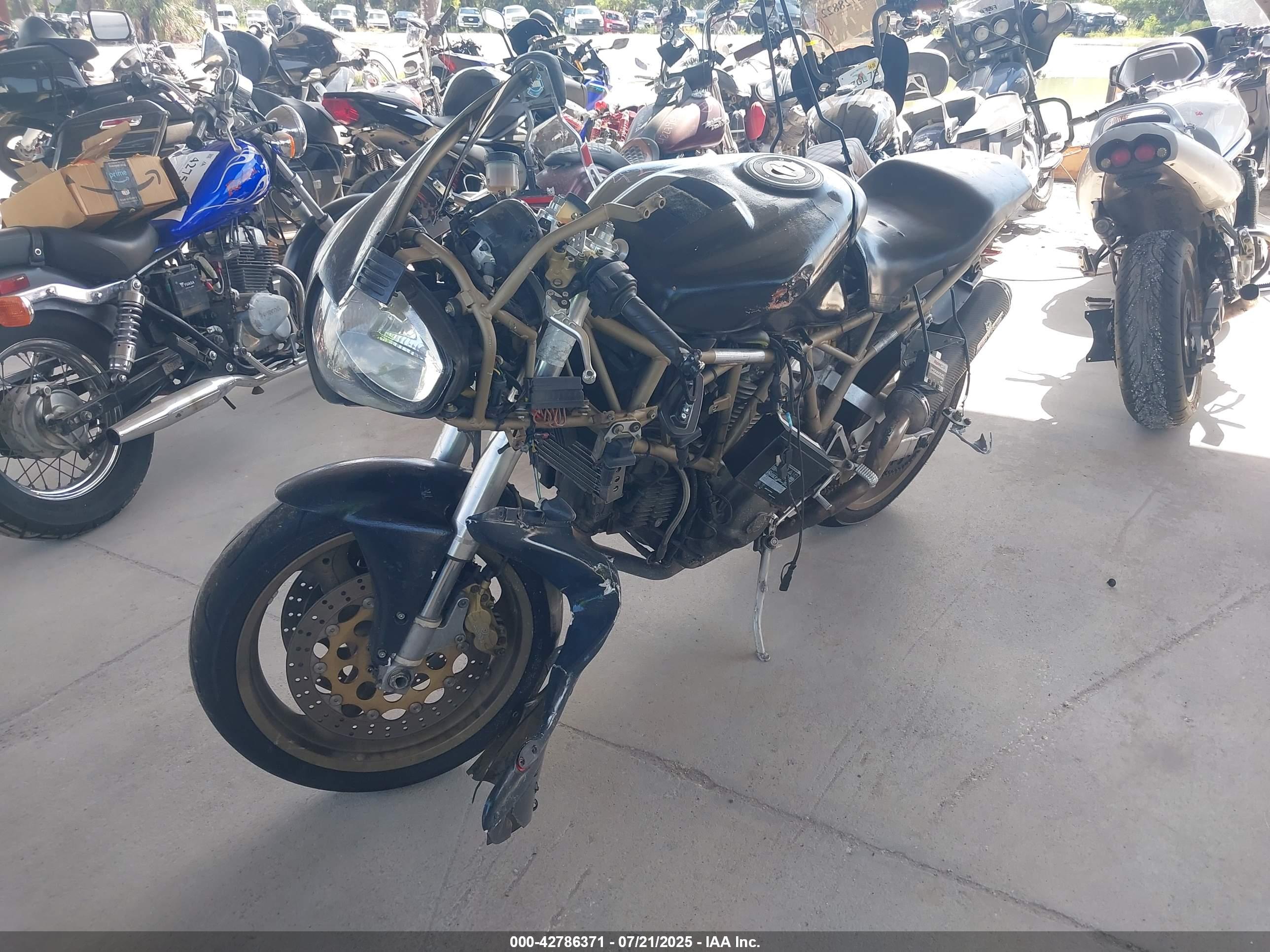 DUCATI 900 image 2