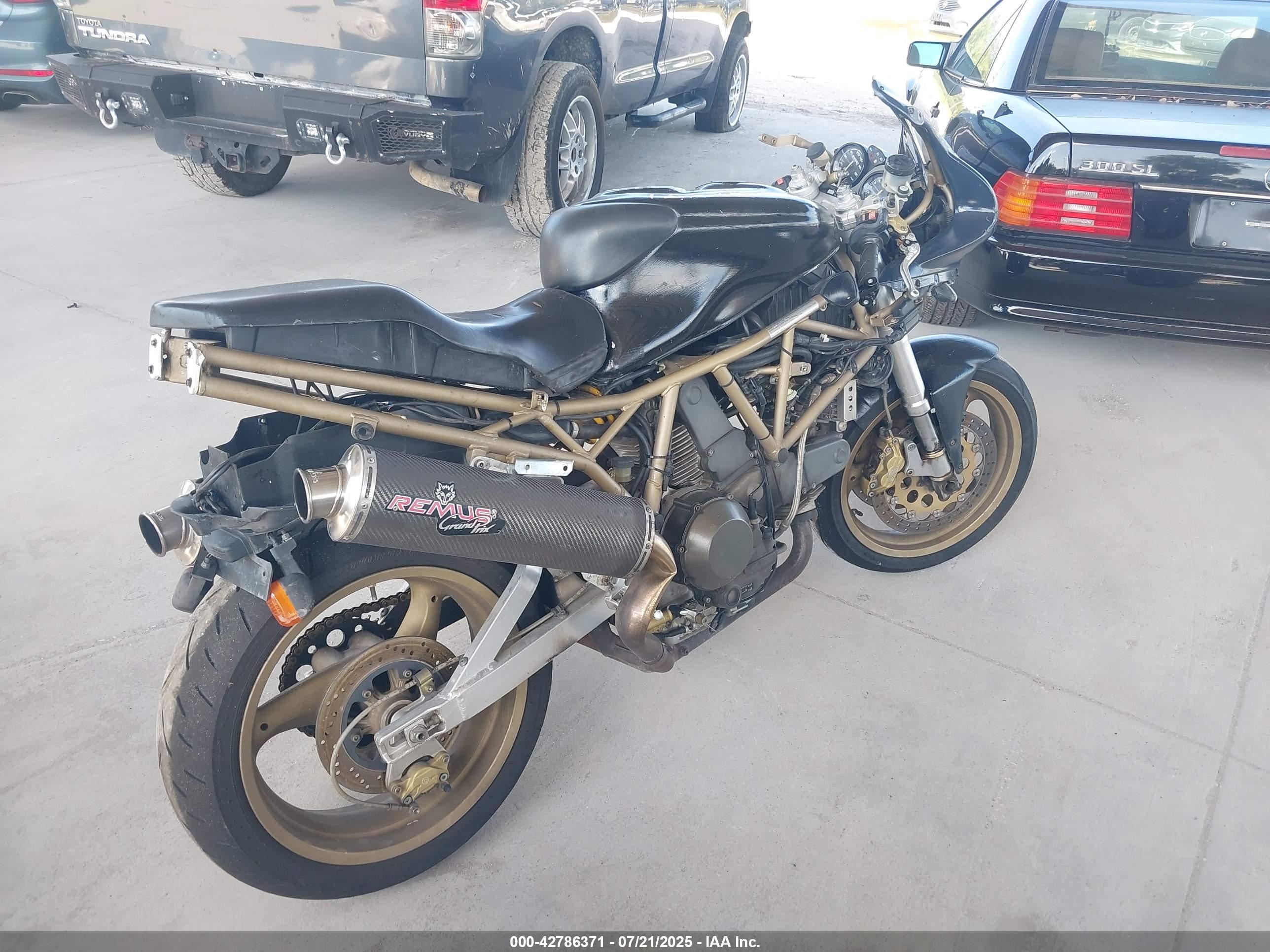 DUCATI 900 image 4