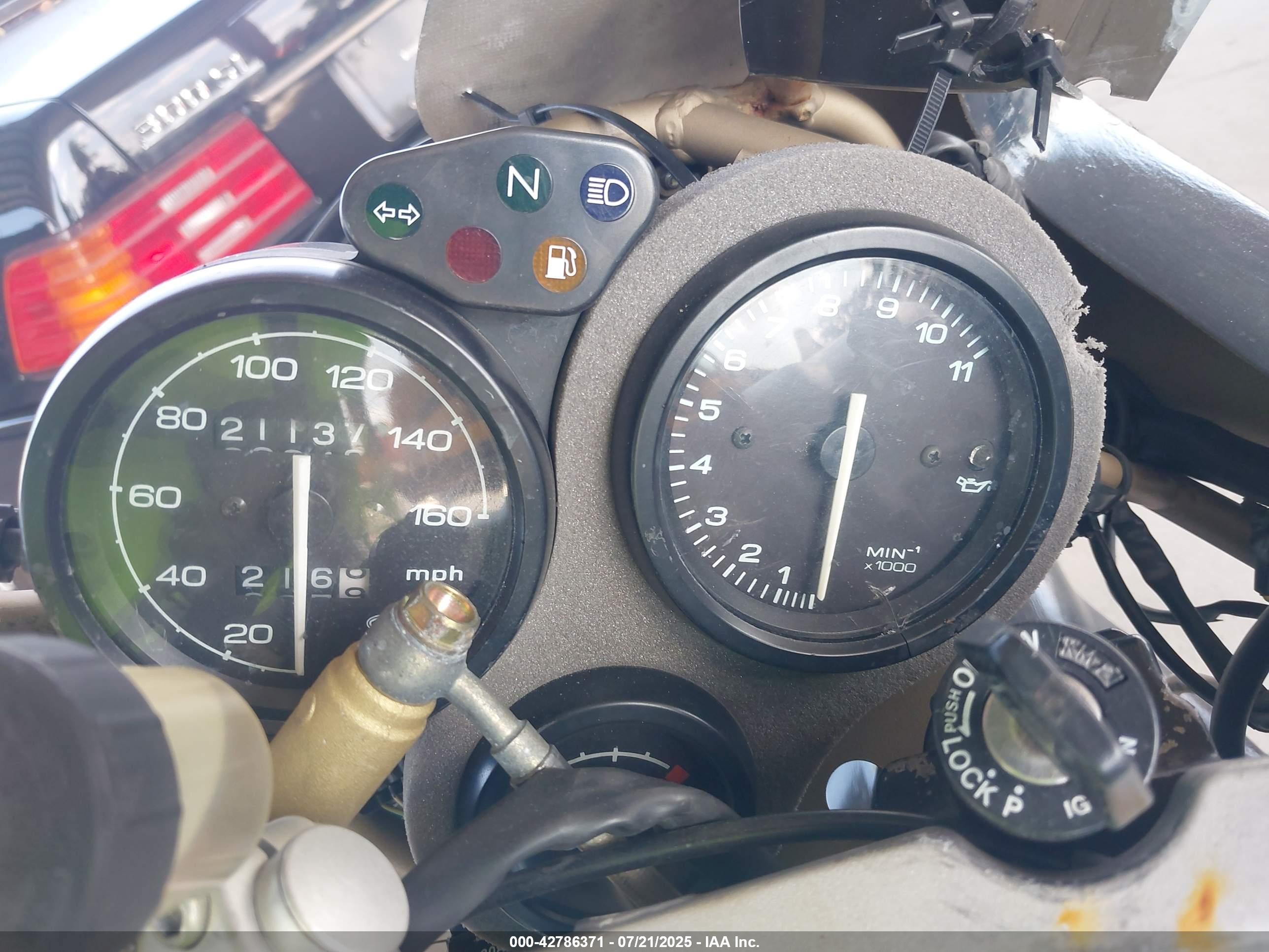 DUCATI 900 image 7