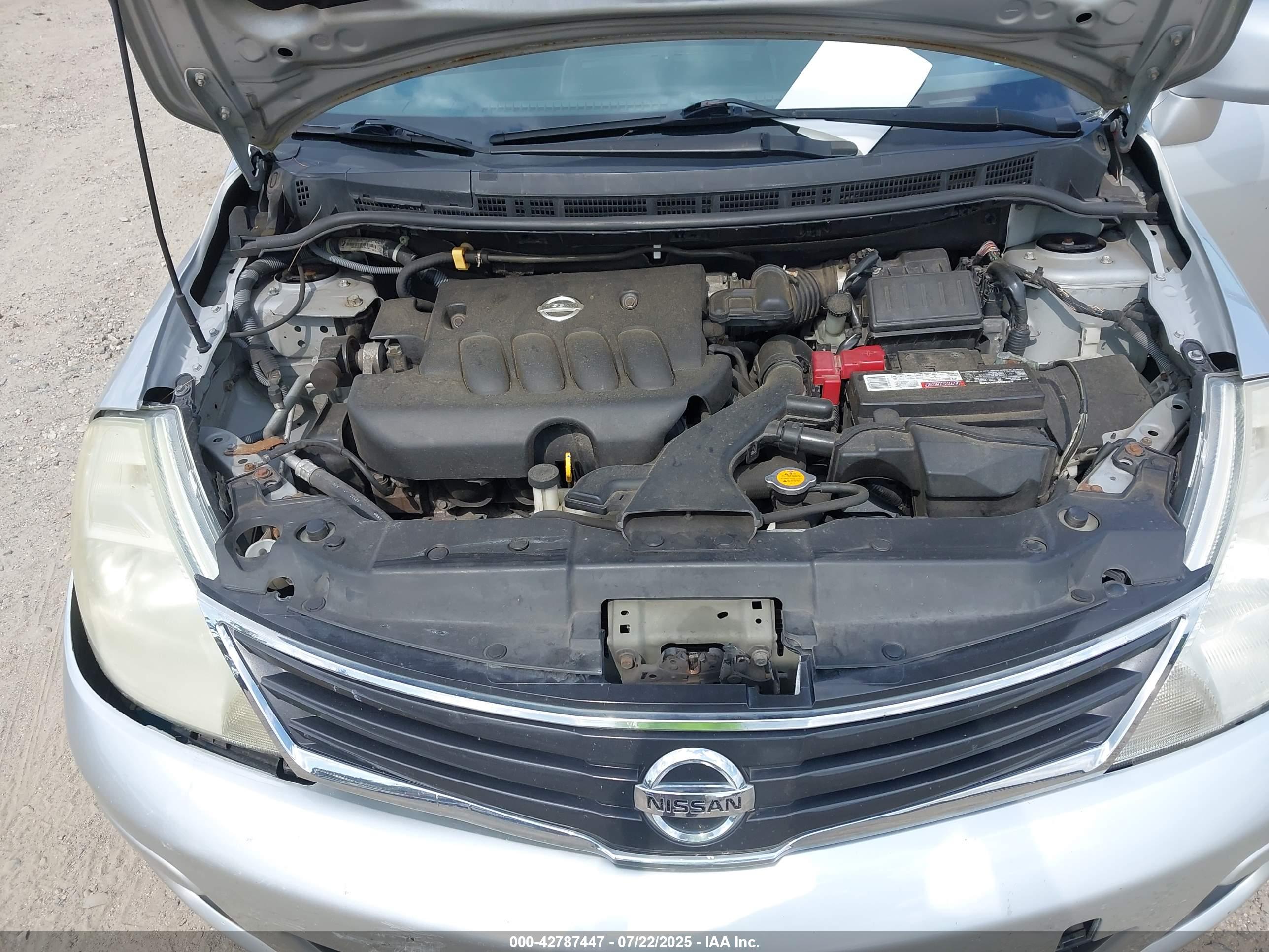 NISSAN VERSA image 10