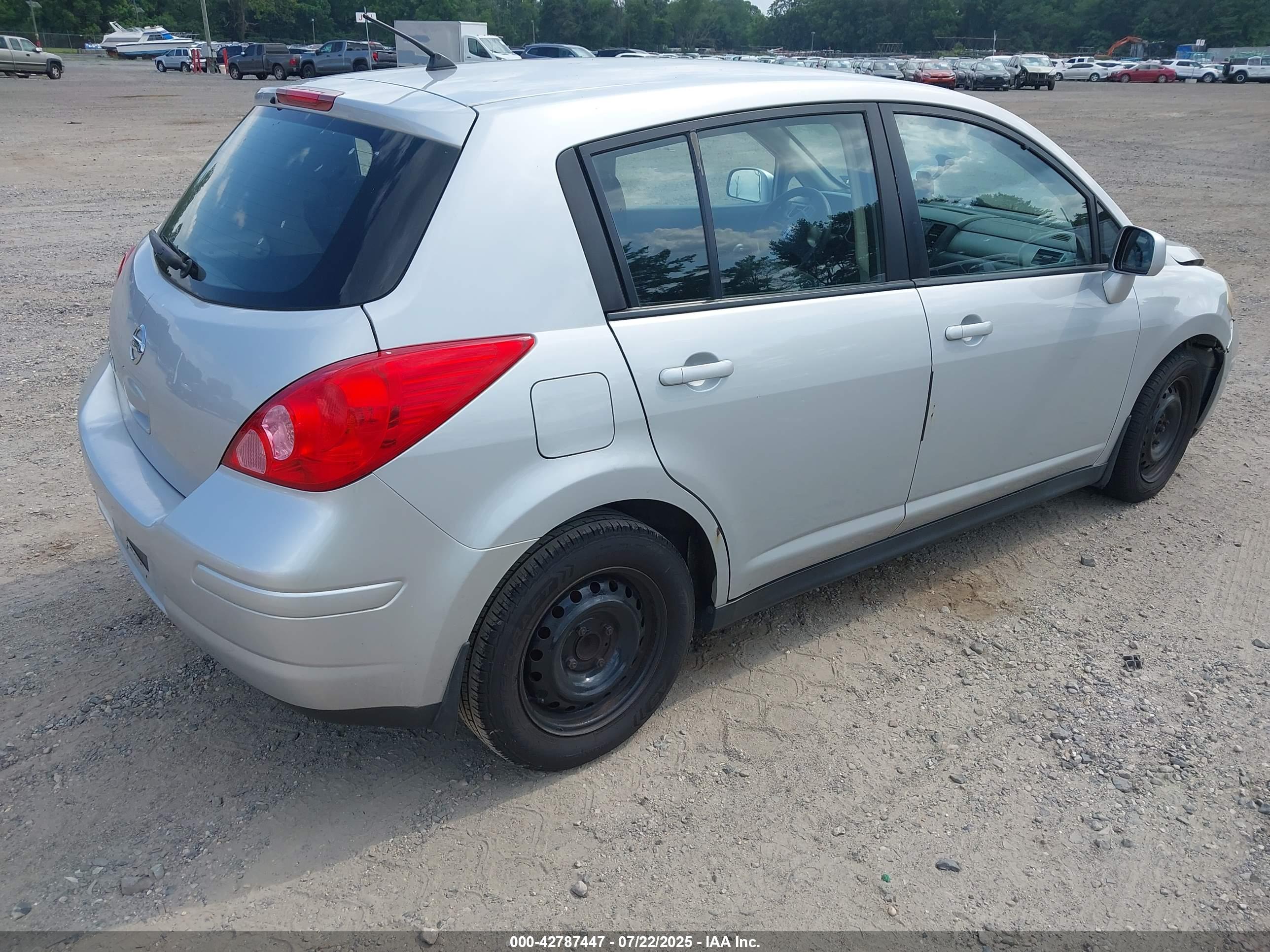 NISSAN VERSA image 4
