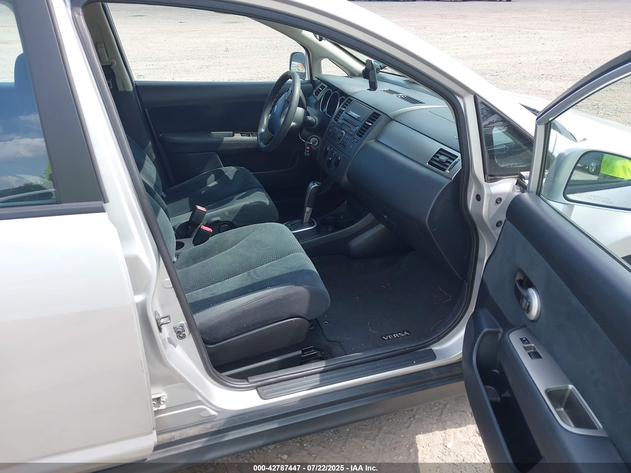 NISSAN VERSA image 5
