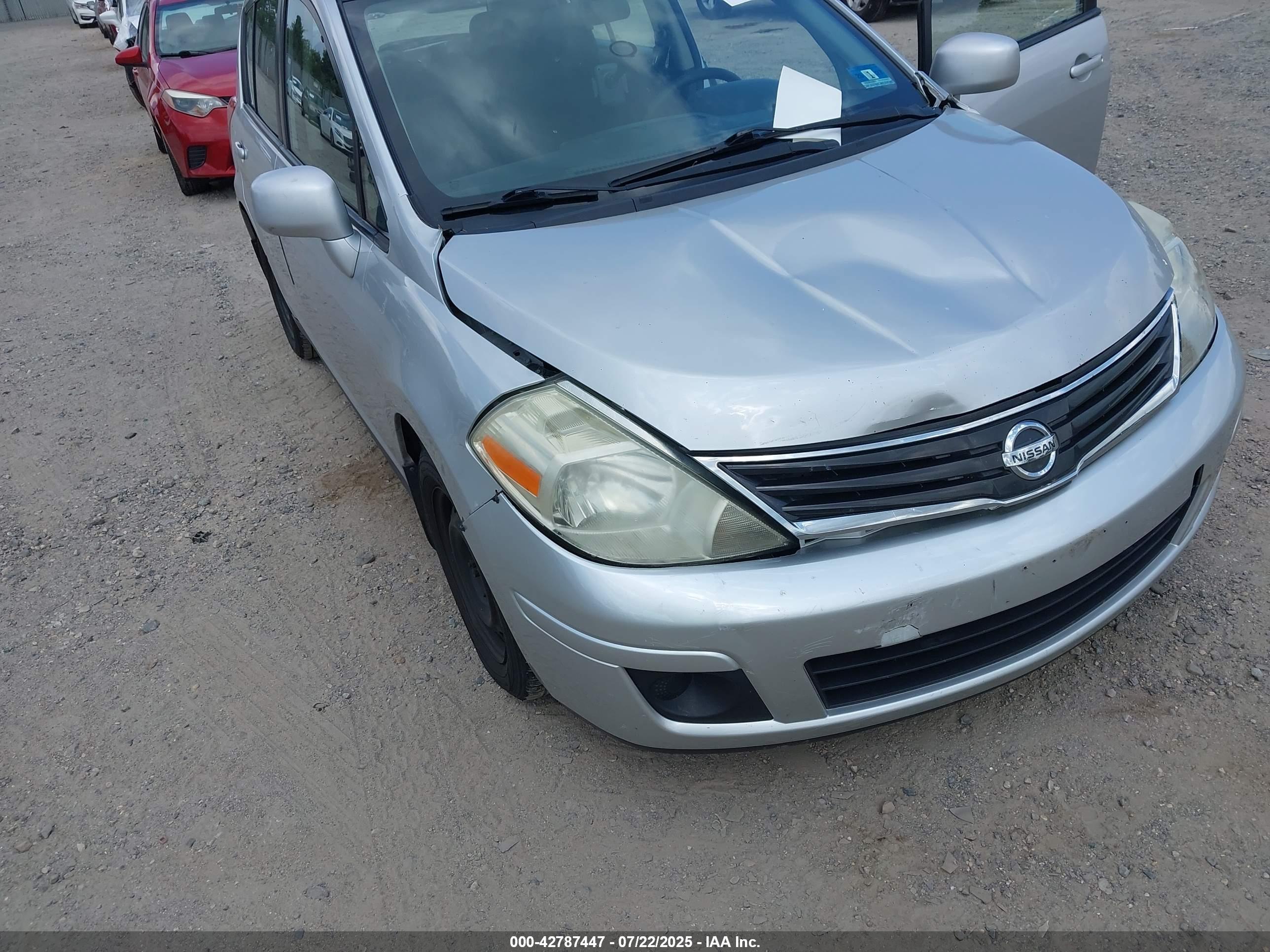 NISSAN VERSA image 6