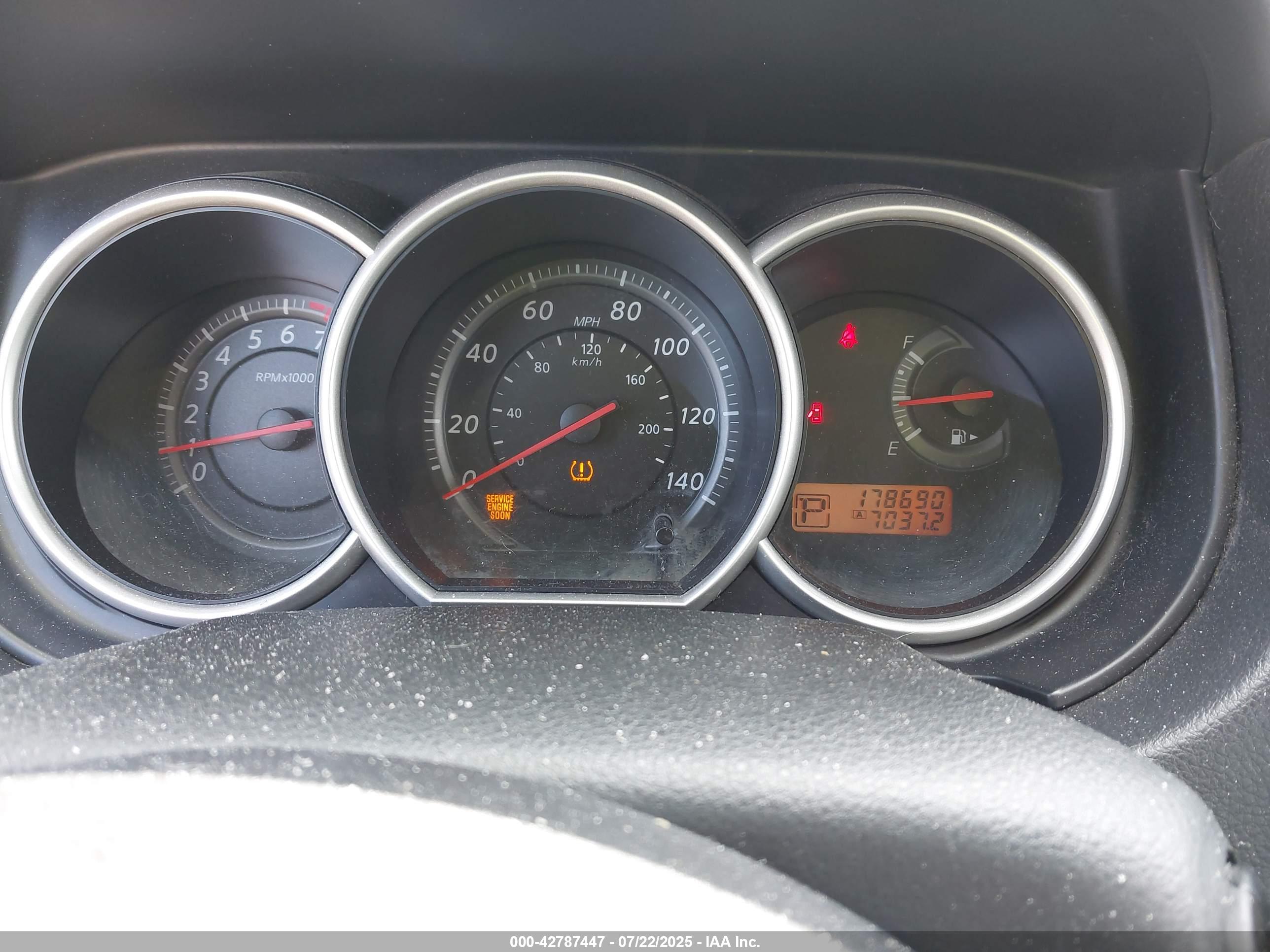 NISSAN VERSA image 7