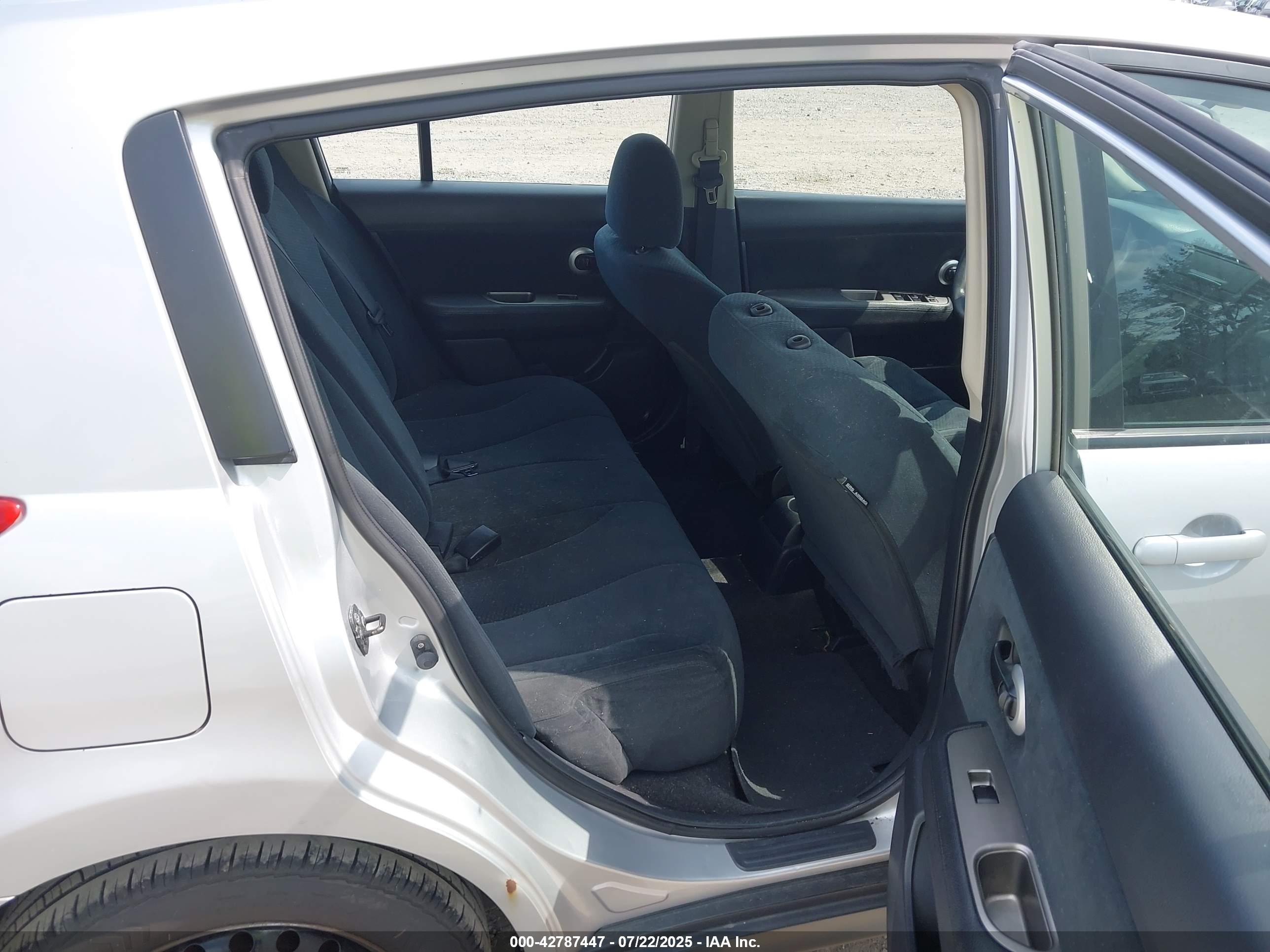 NISSAN VERSA image 8