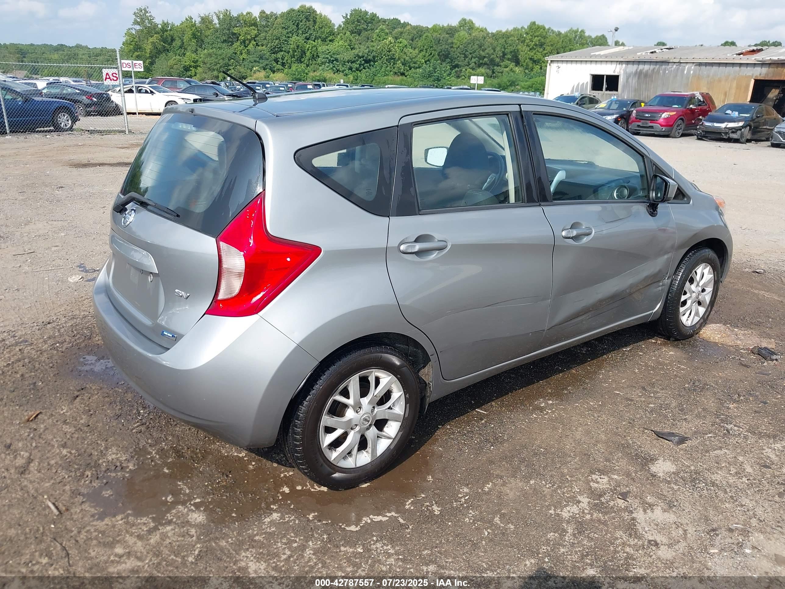 NISSAN VERSA image 4