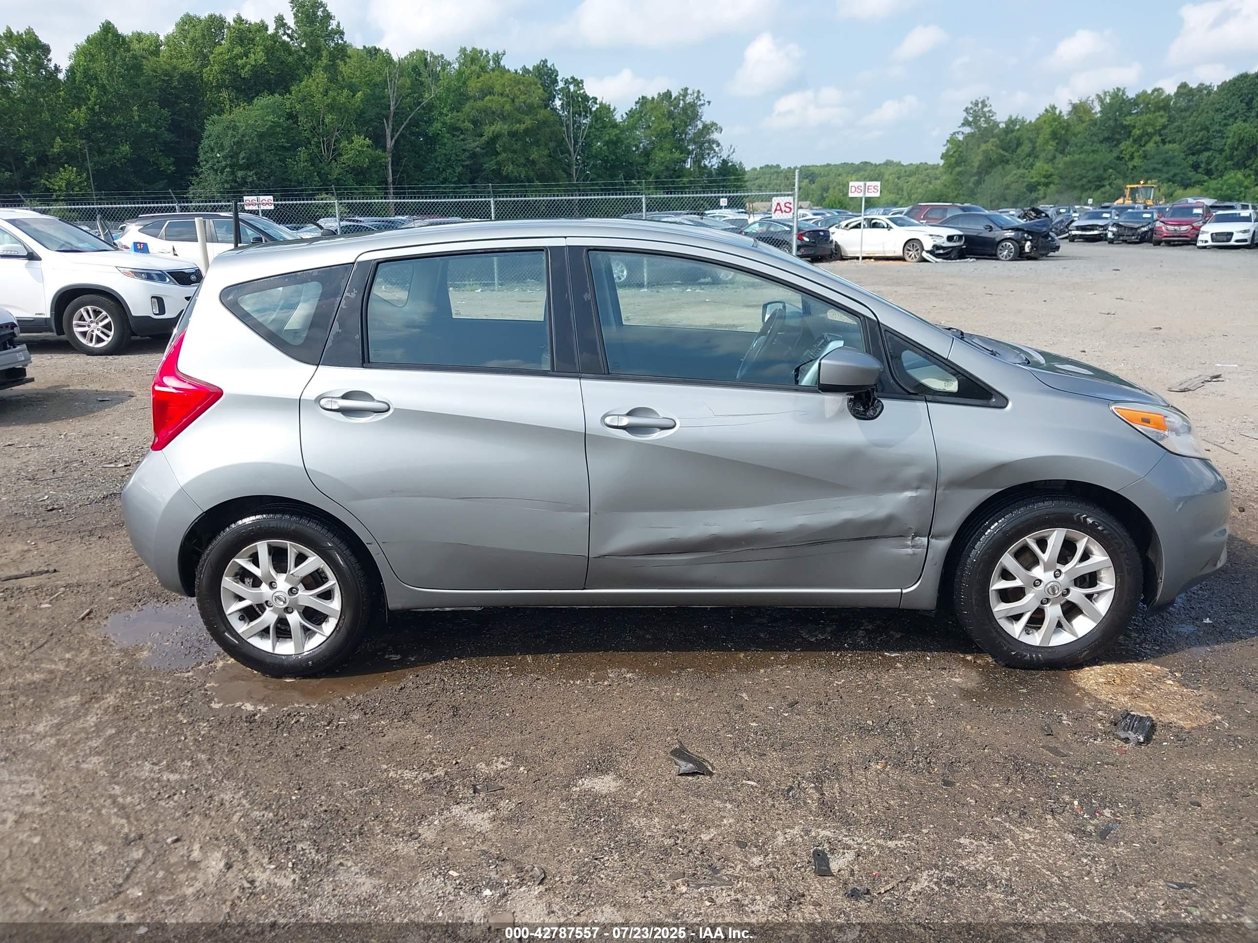 NISSAN VERSA image 6