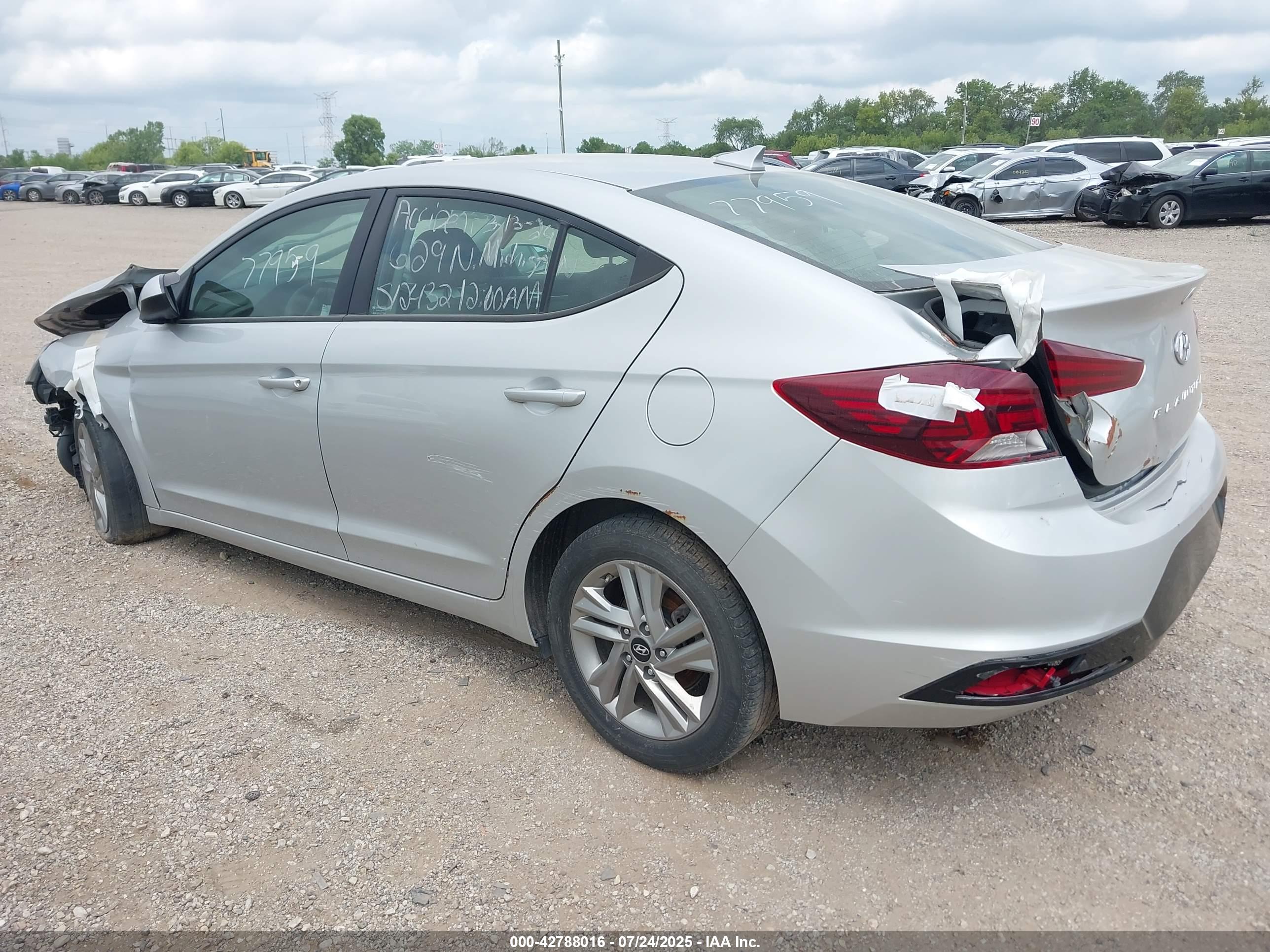 HYUNDAI ELANTRA image 3