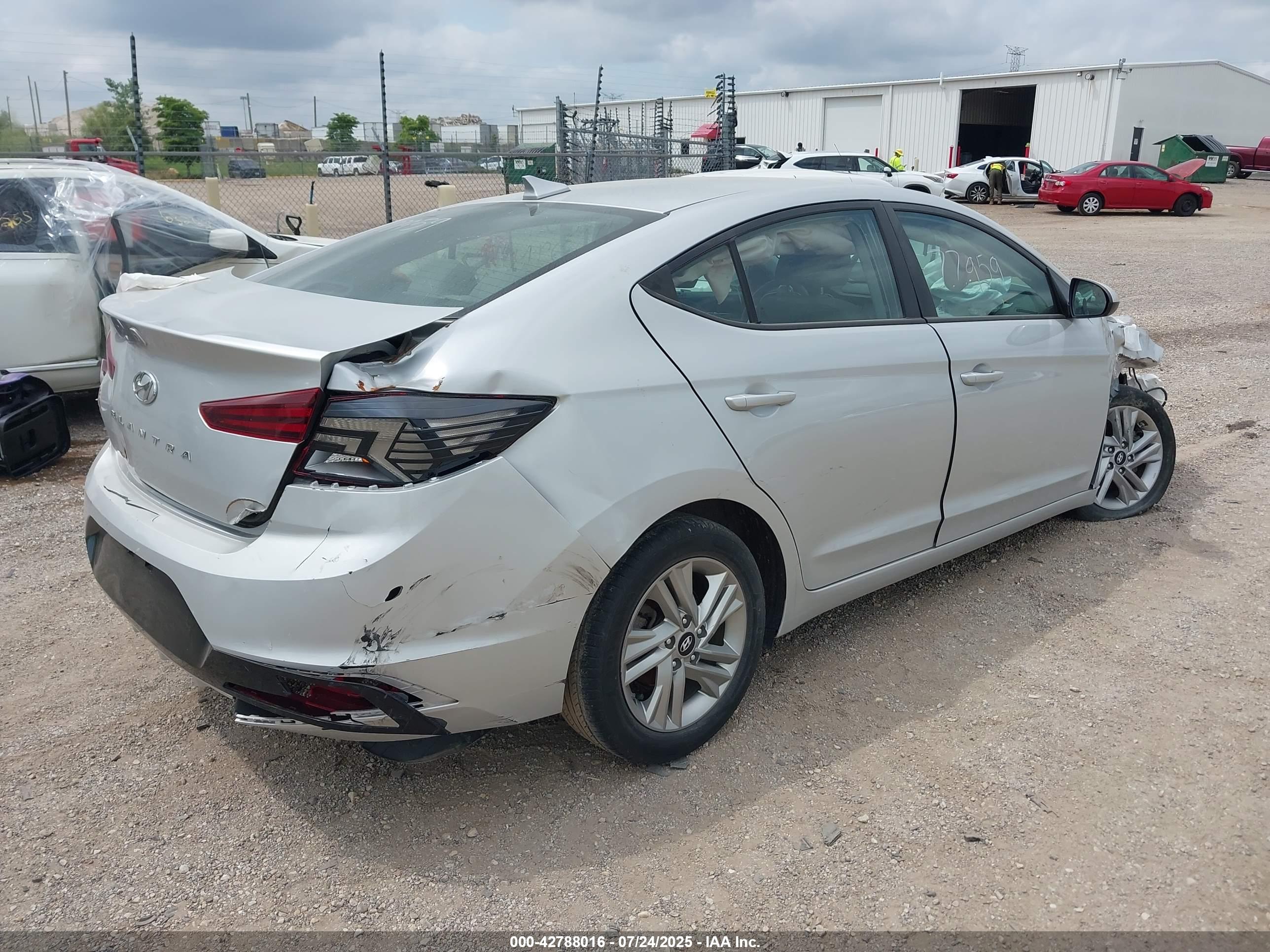 HYUNDAI ELANTRA image 4