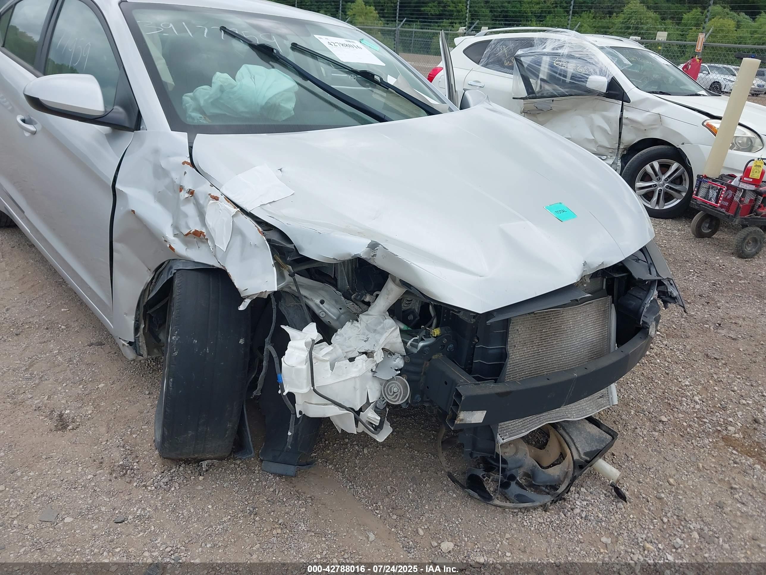 HYUNDAI ELANTRA image 6