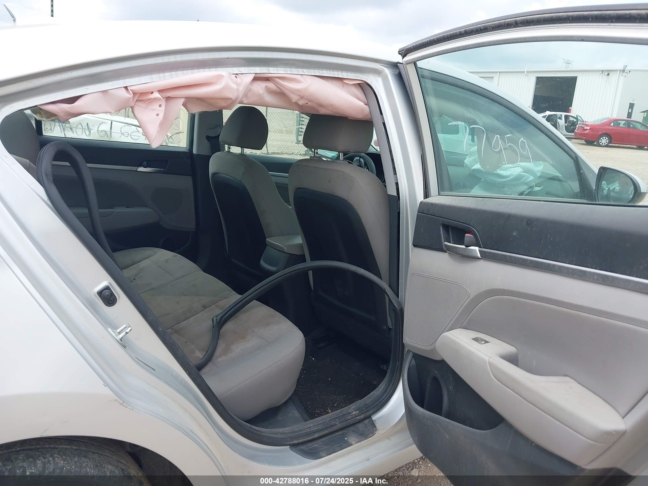 HYUNDAI ELANTRA image 8