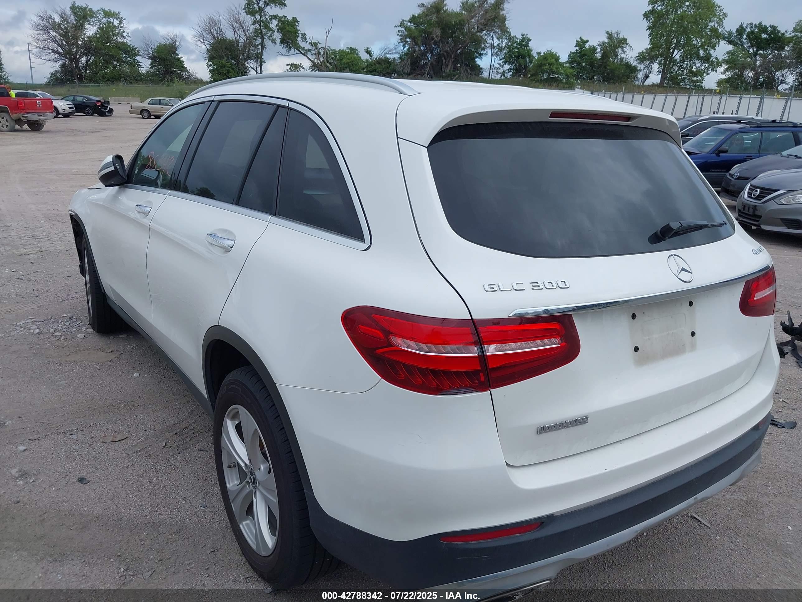 MERCEDES-BENZ GLC image 3