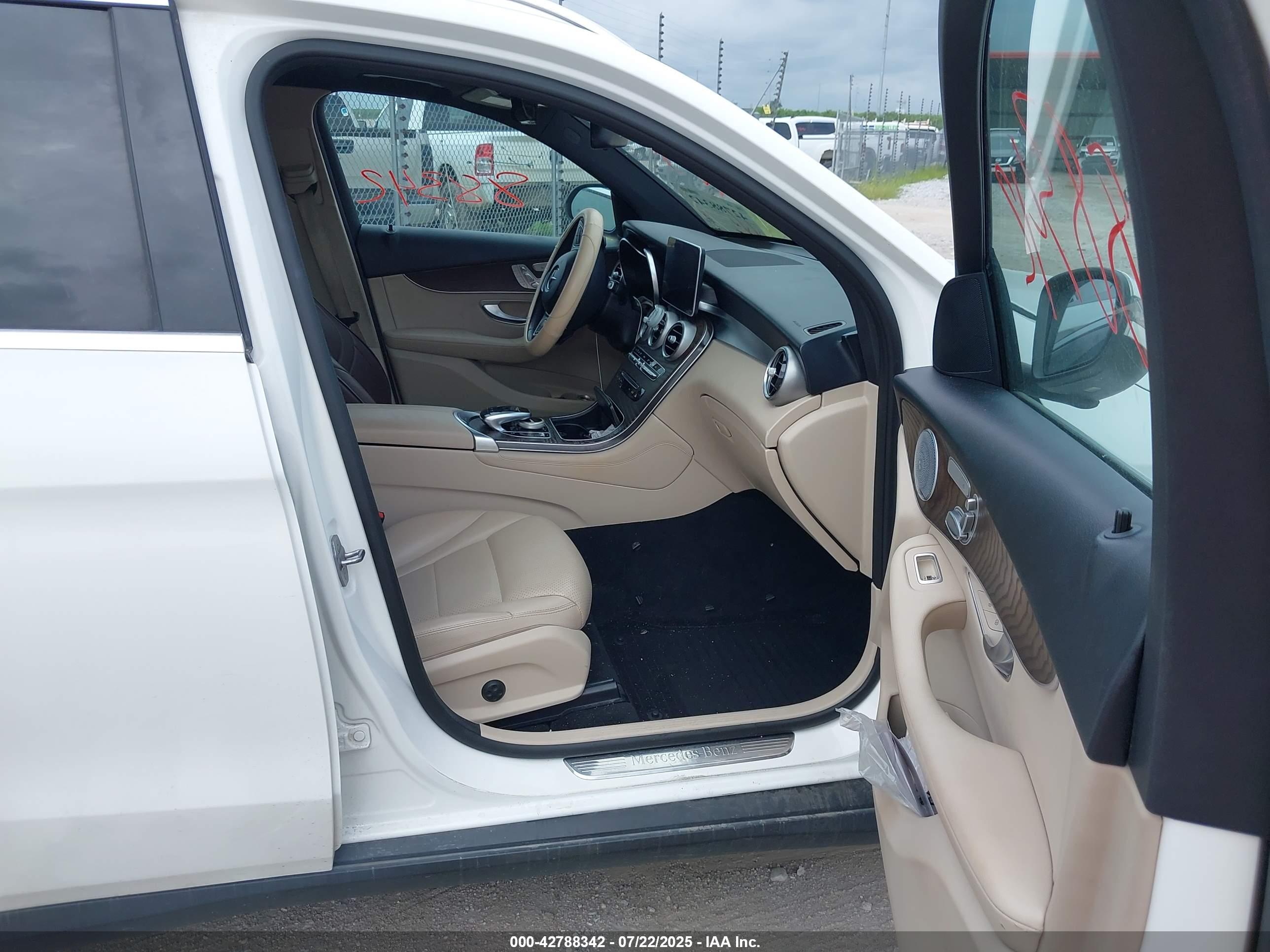 MERCEDES-BENZ GLC image 5