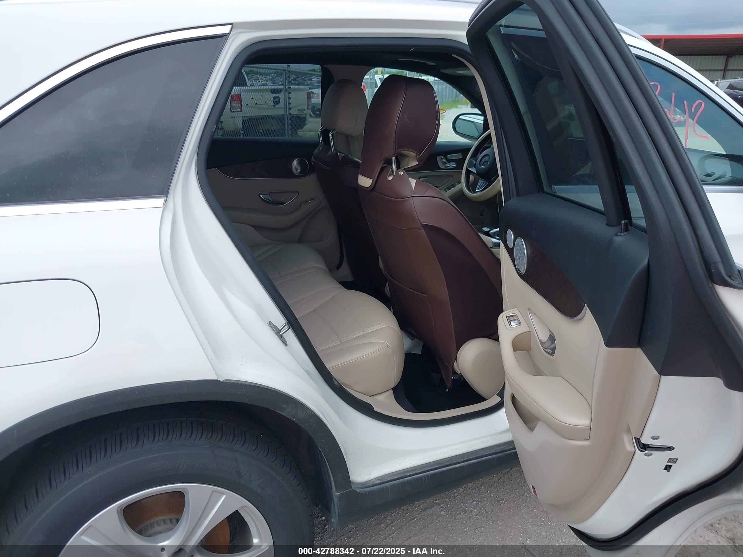 MERCEDES-BENZ GLC image 8