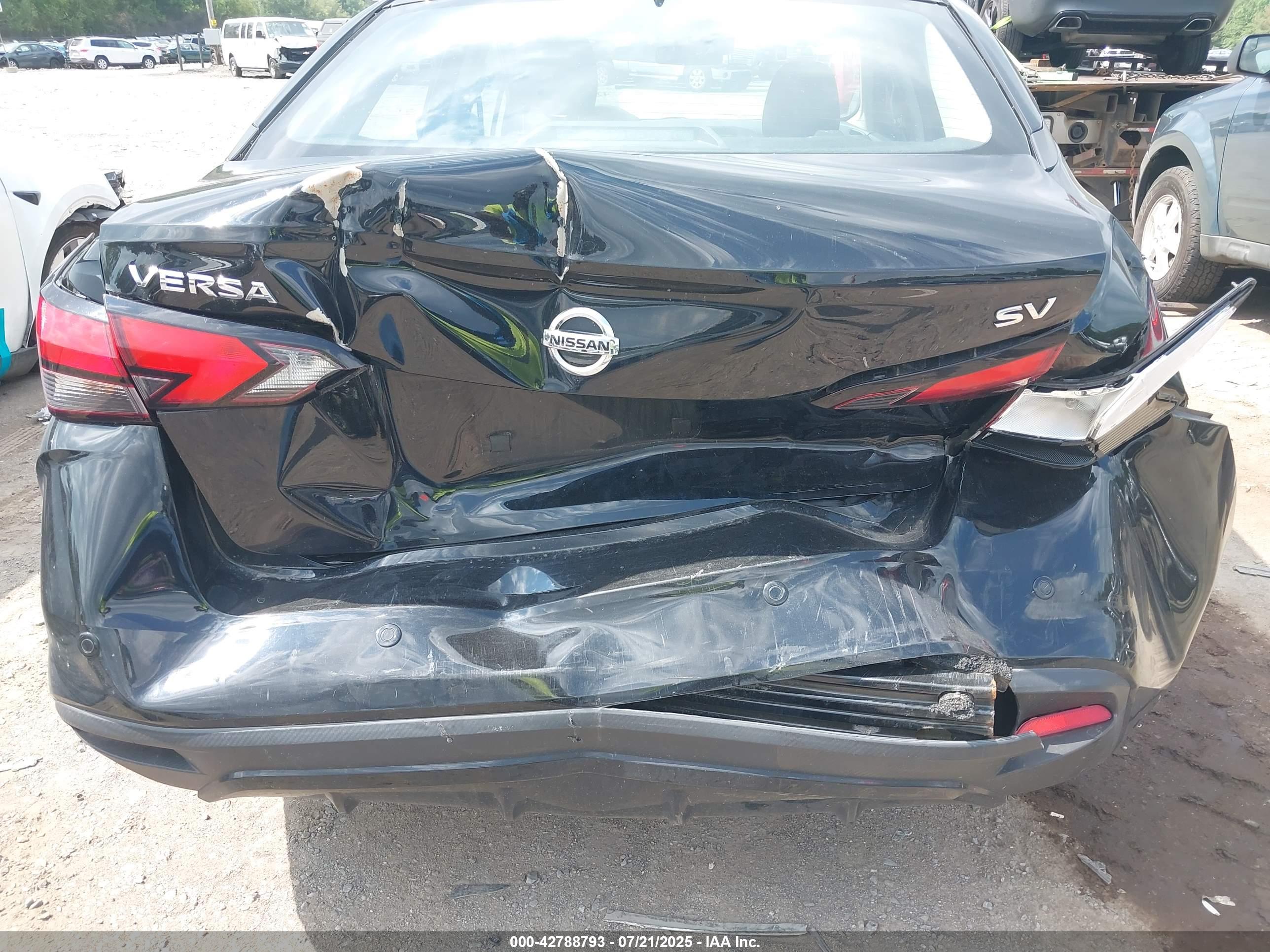 NISSAN VERSA image 6