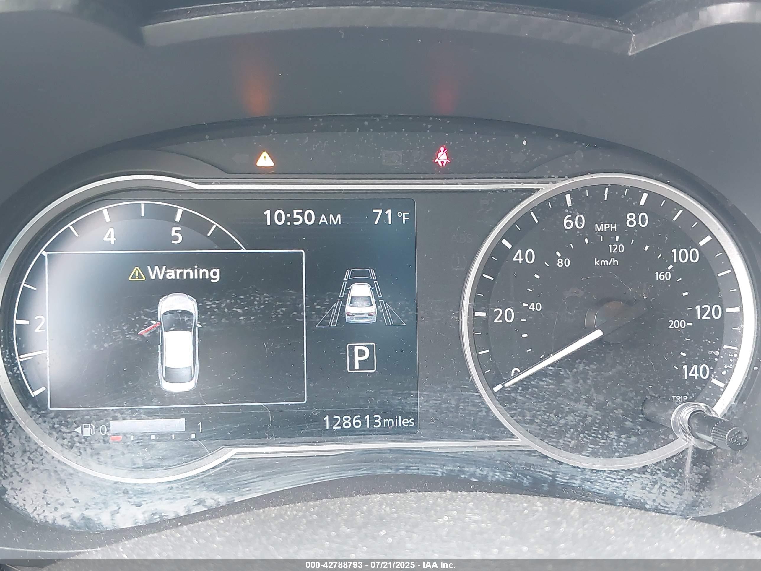 NISSAN VERSA image 7