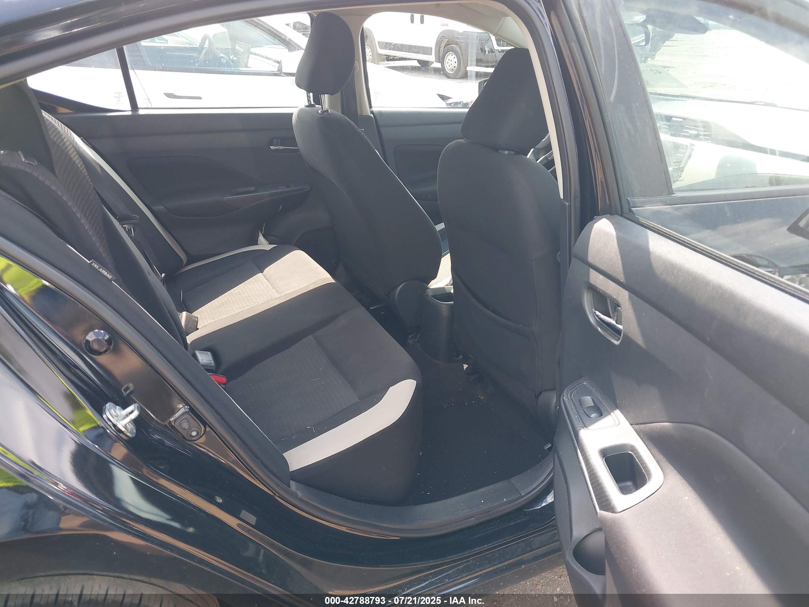 NISSAN VERSA image 8