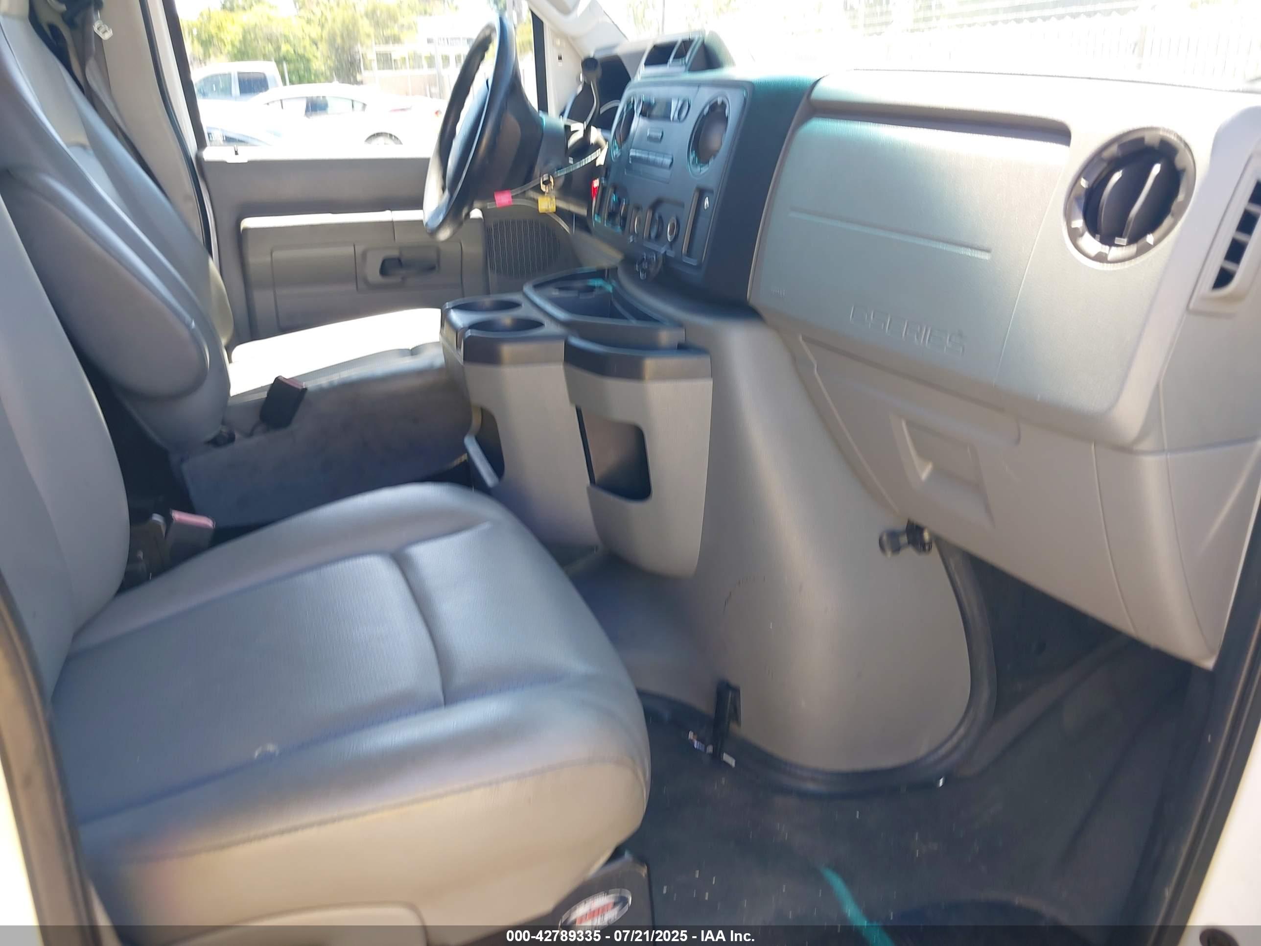 FORD E-250 image 5