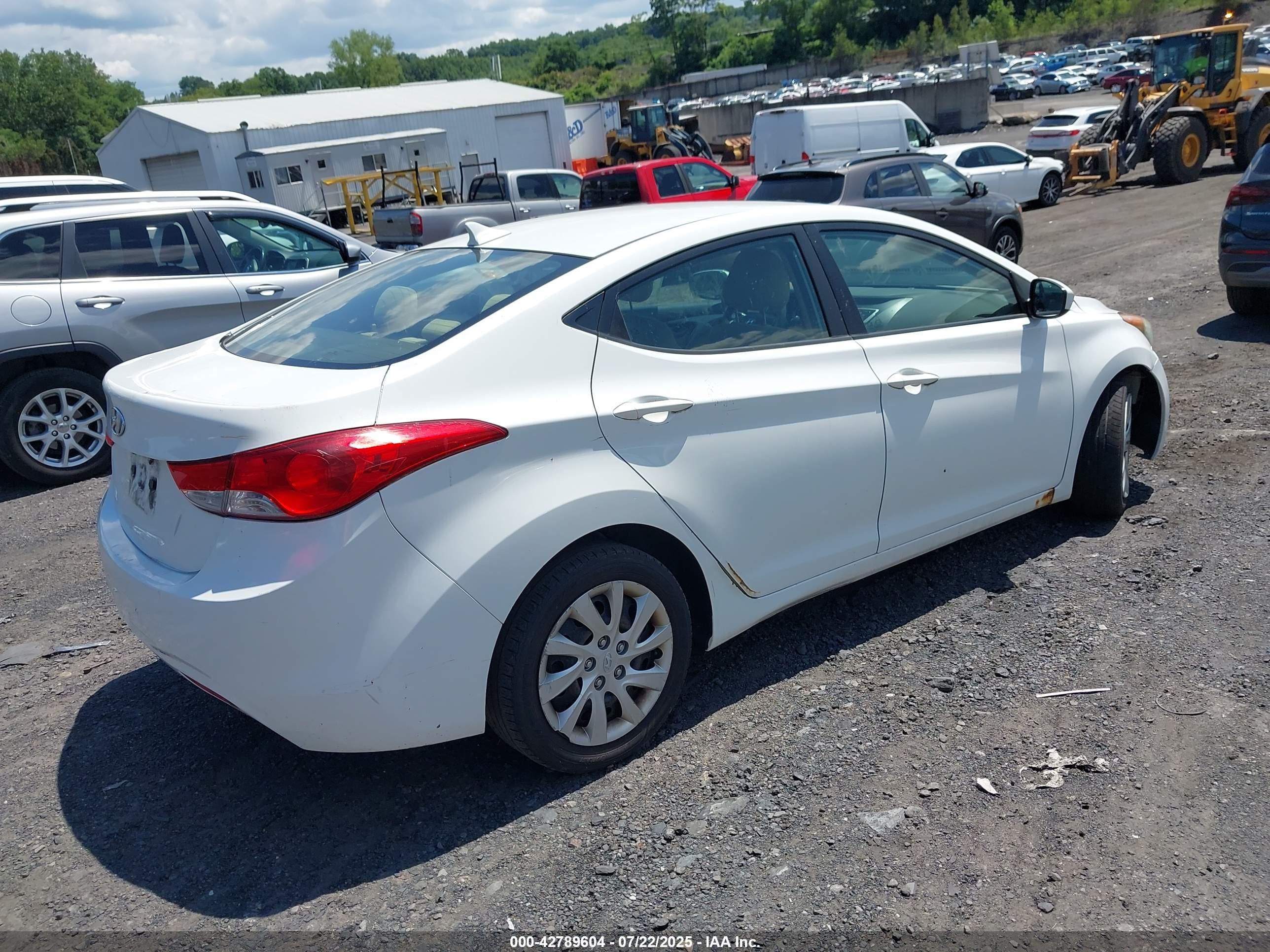 HYUNDAI ELANTRA image 4