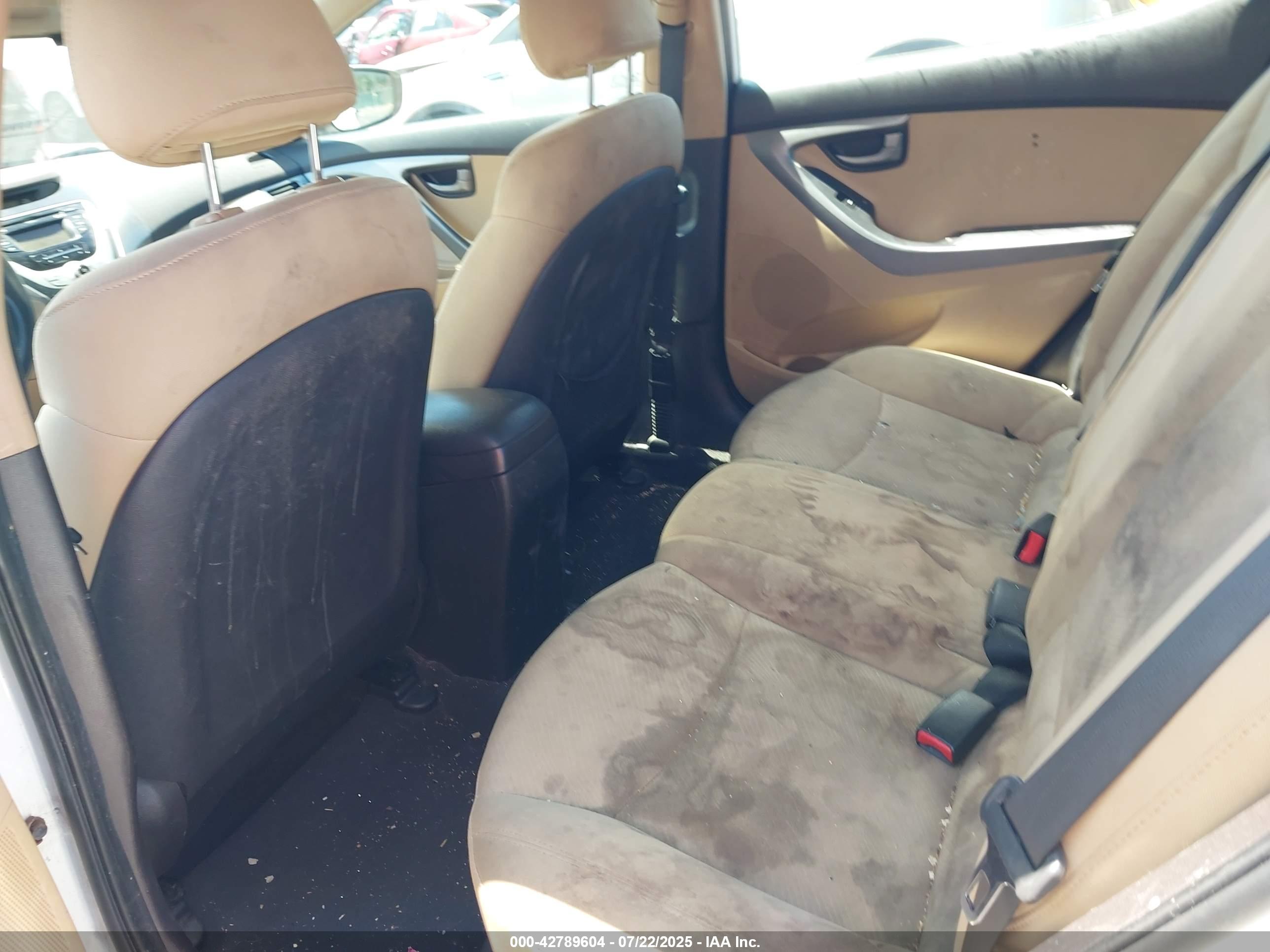 HYUNDAI ELANTRA image 8