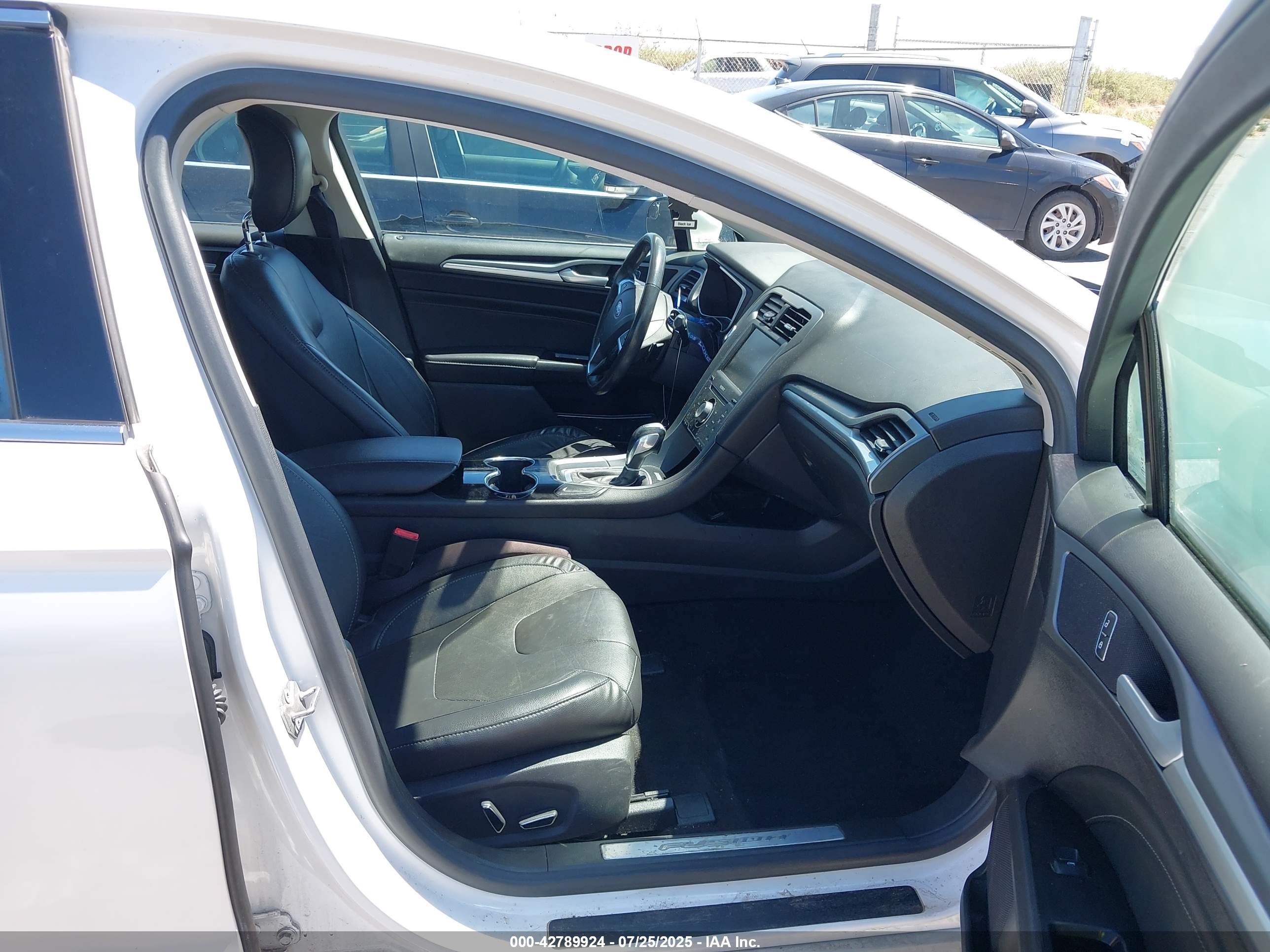 FORD FUSION image 5