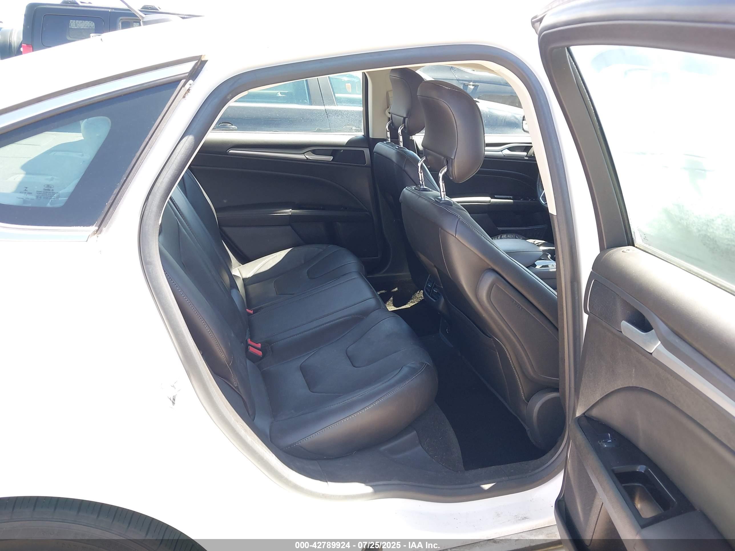 FORD FUSION image 8