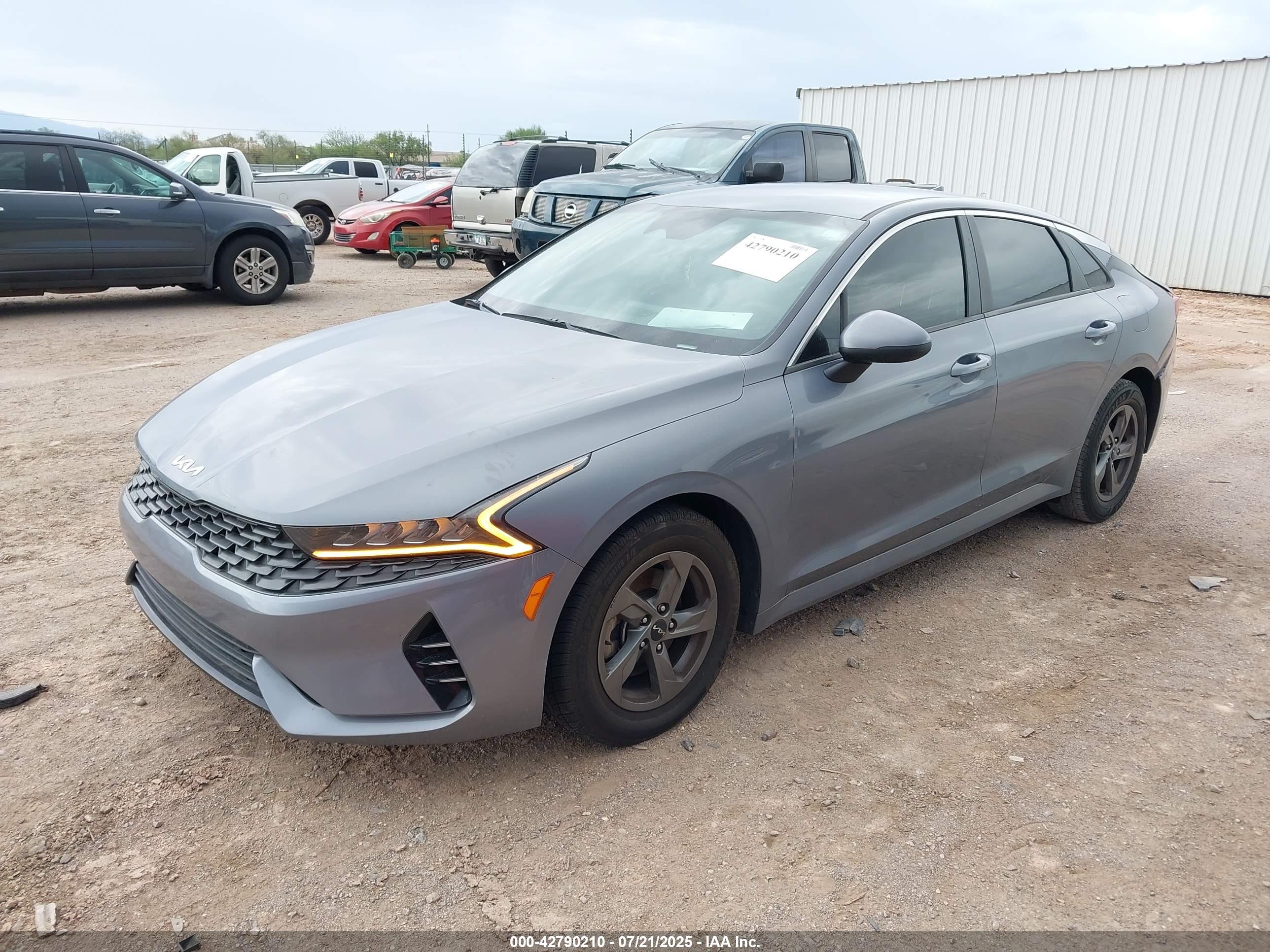 KIA K5 image 2