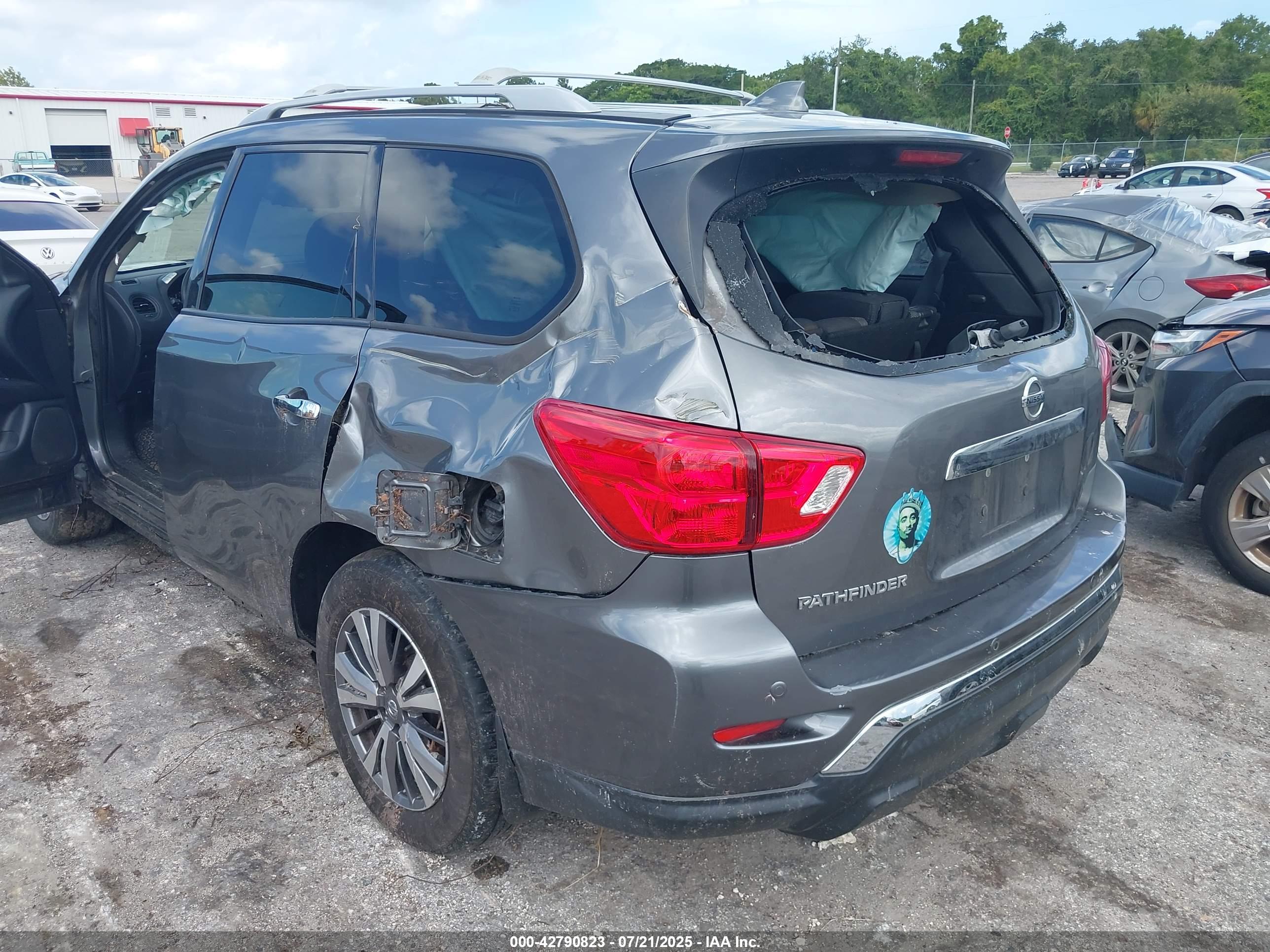 NISSAN PATHFINDER image 6