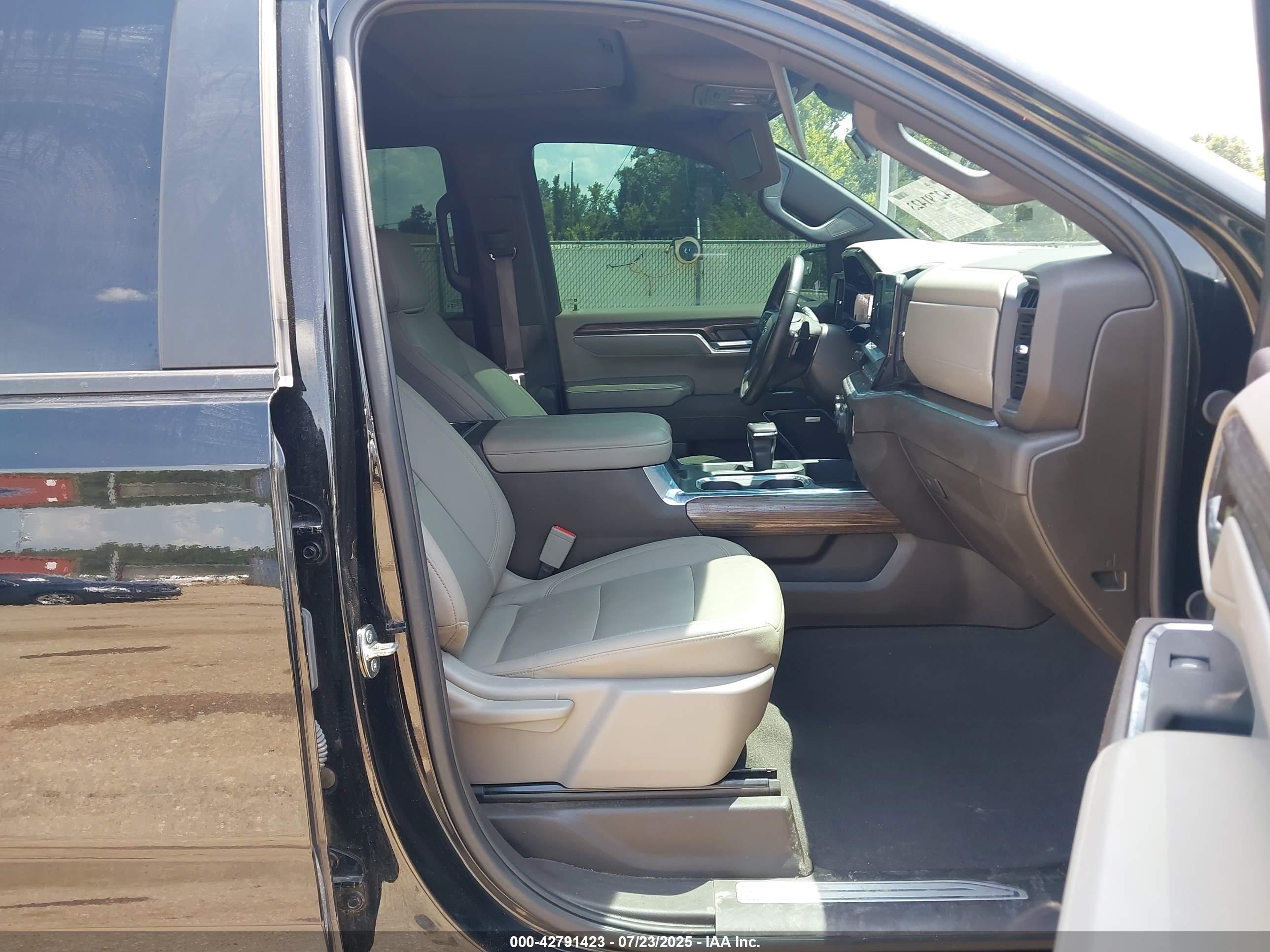 CHEVROLET SILVERADO image 5