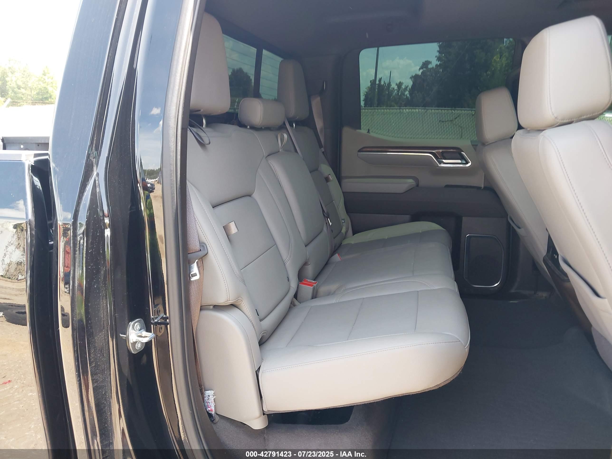 CHEVROLET SILVERADO image 8