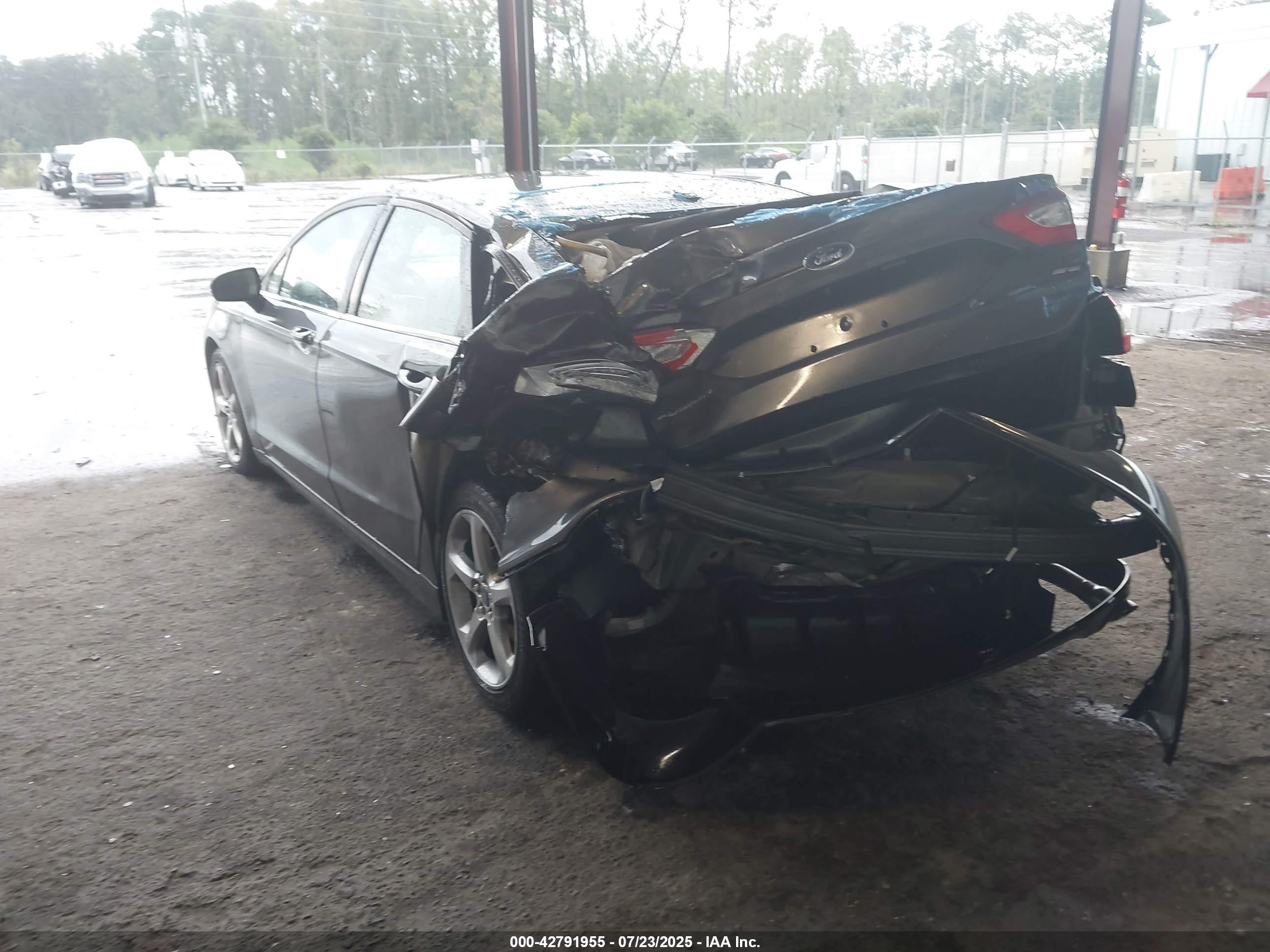 FORD FUSION image 3