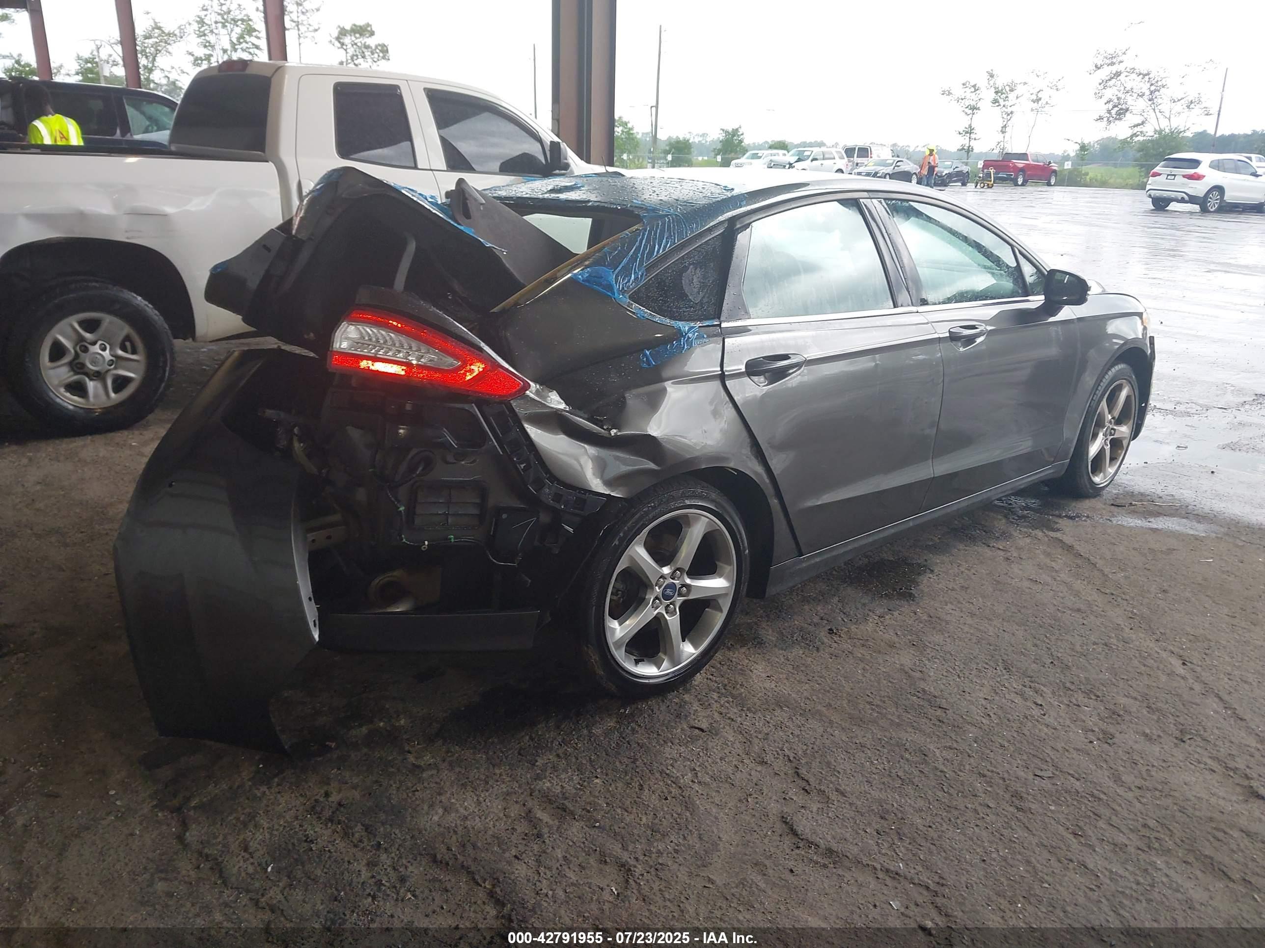 FORD FUSION image 4