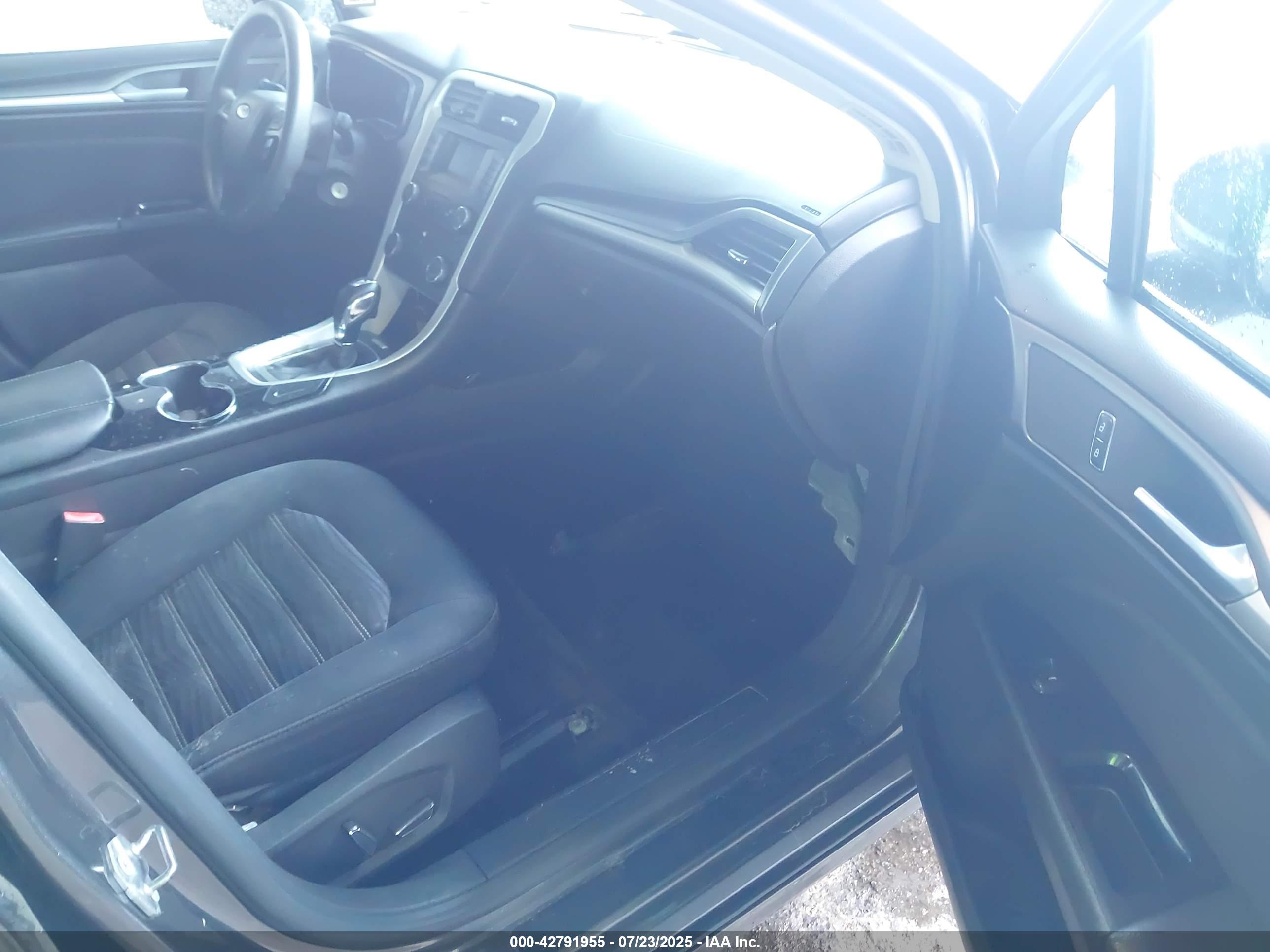 FORD FUSION image 5