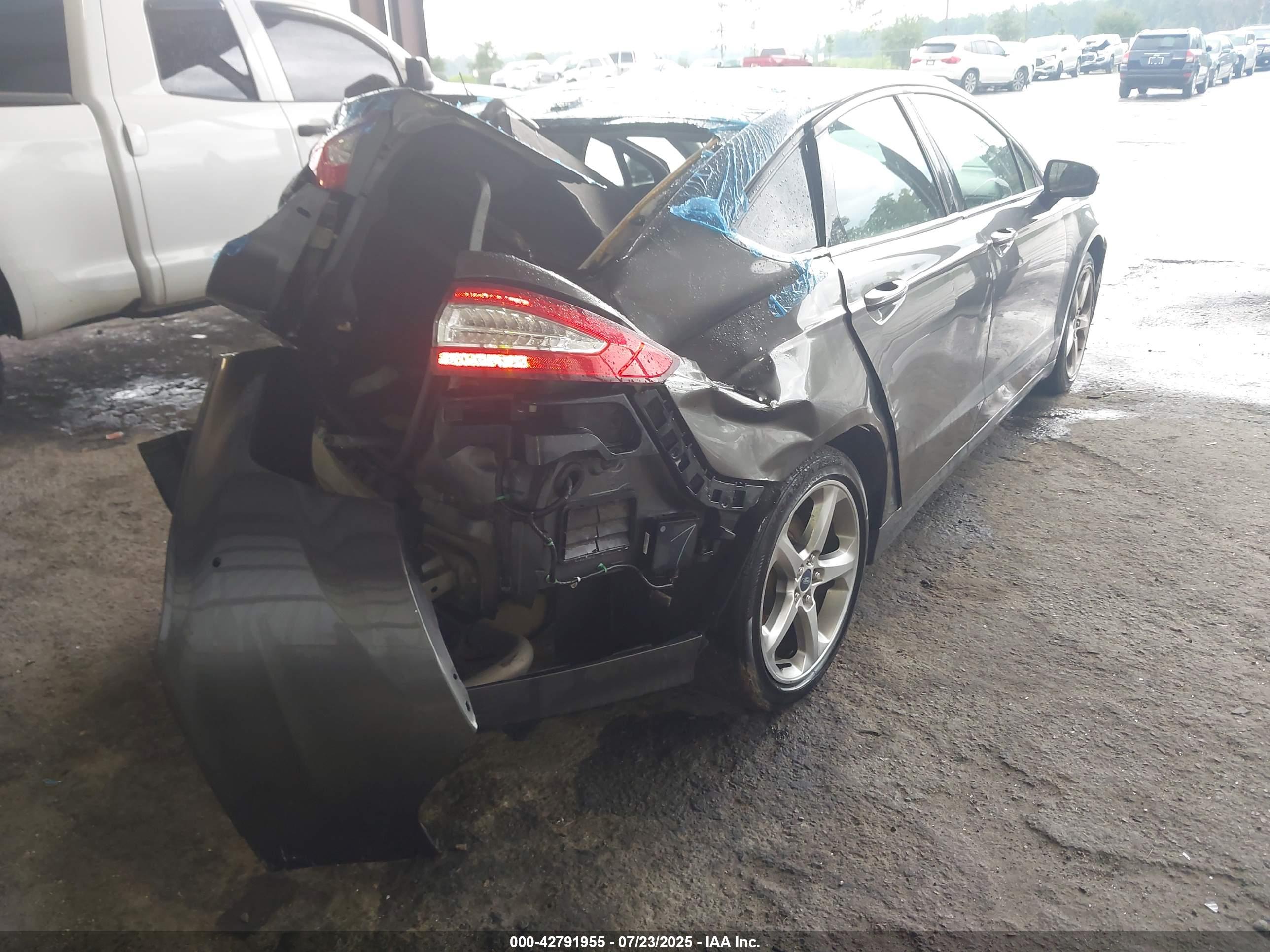 FORD FUSION image 6