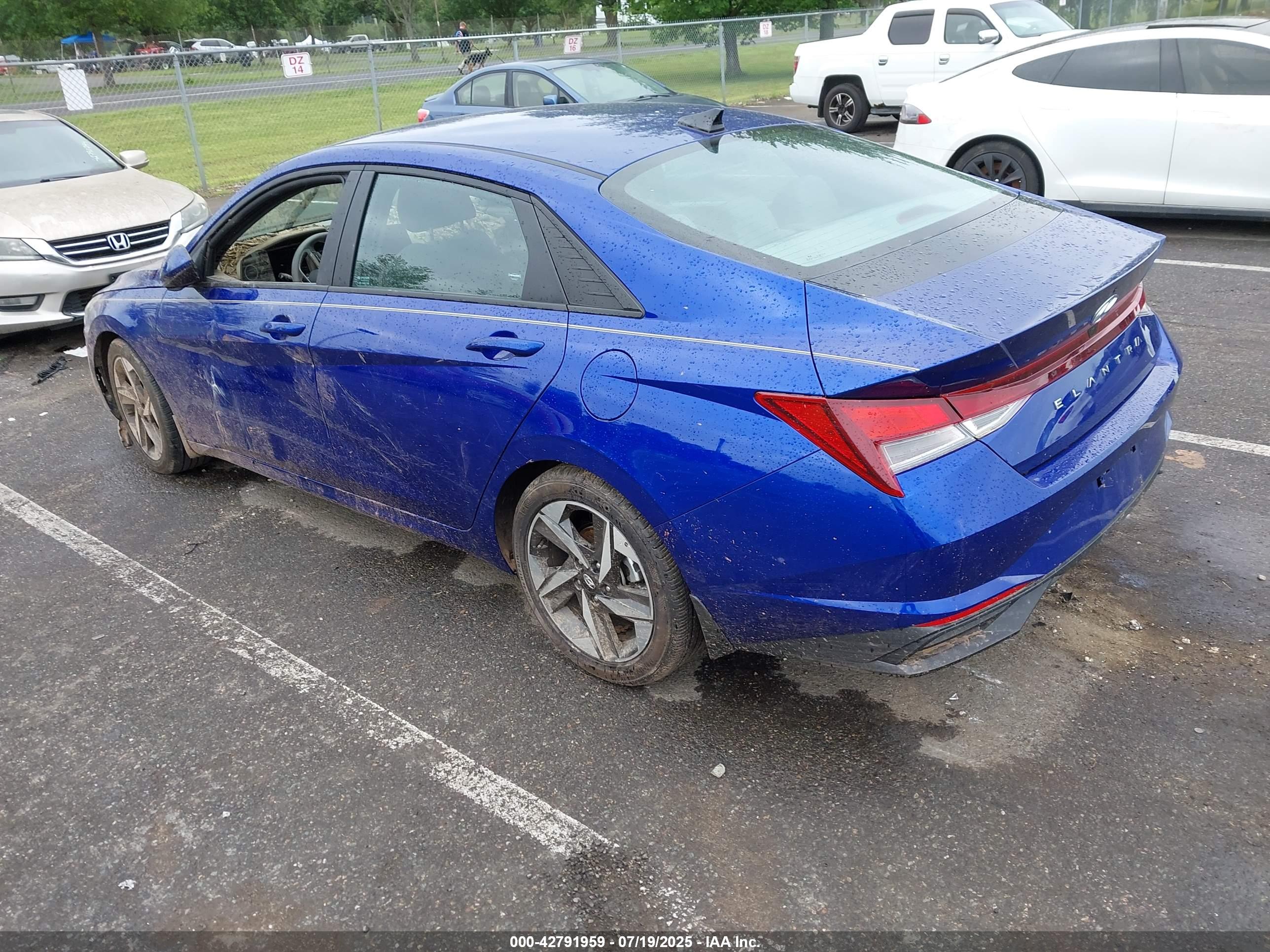 HYUNDAI ELANTRA image 3