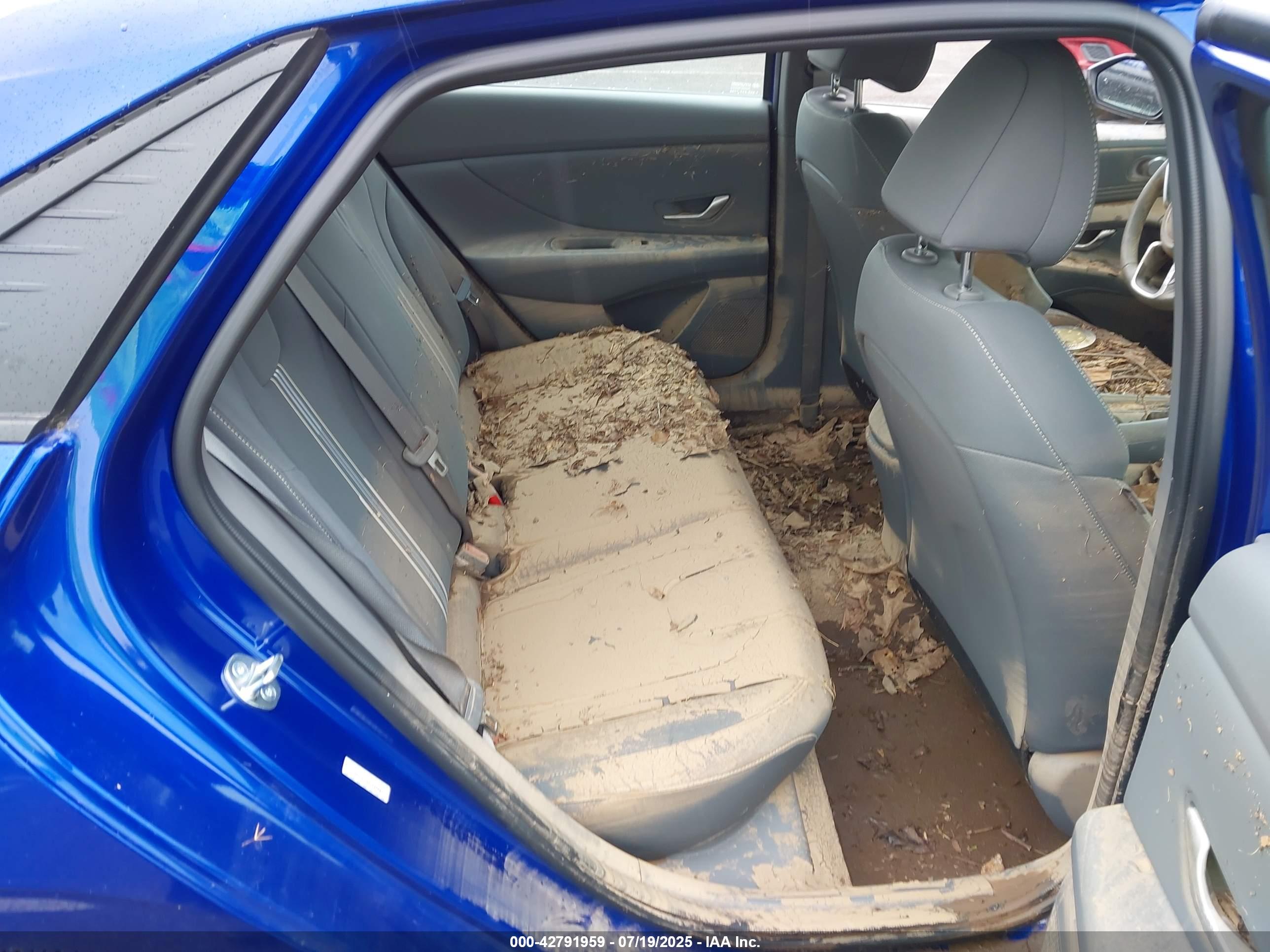 HYUNDAI ELANTRA image 8