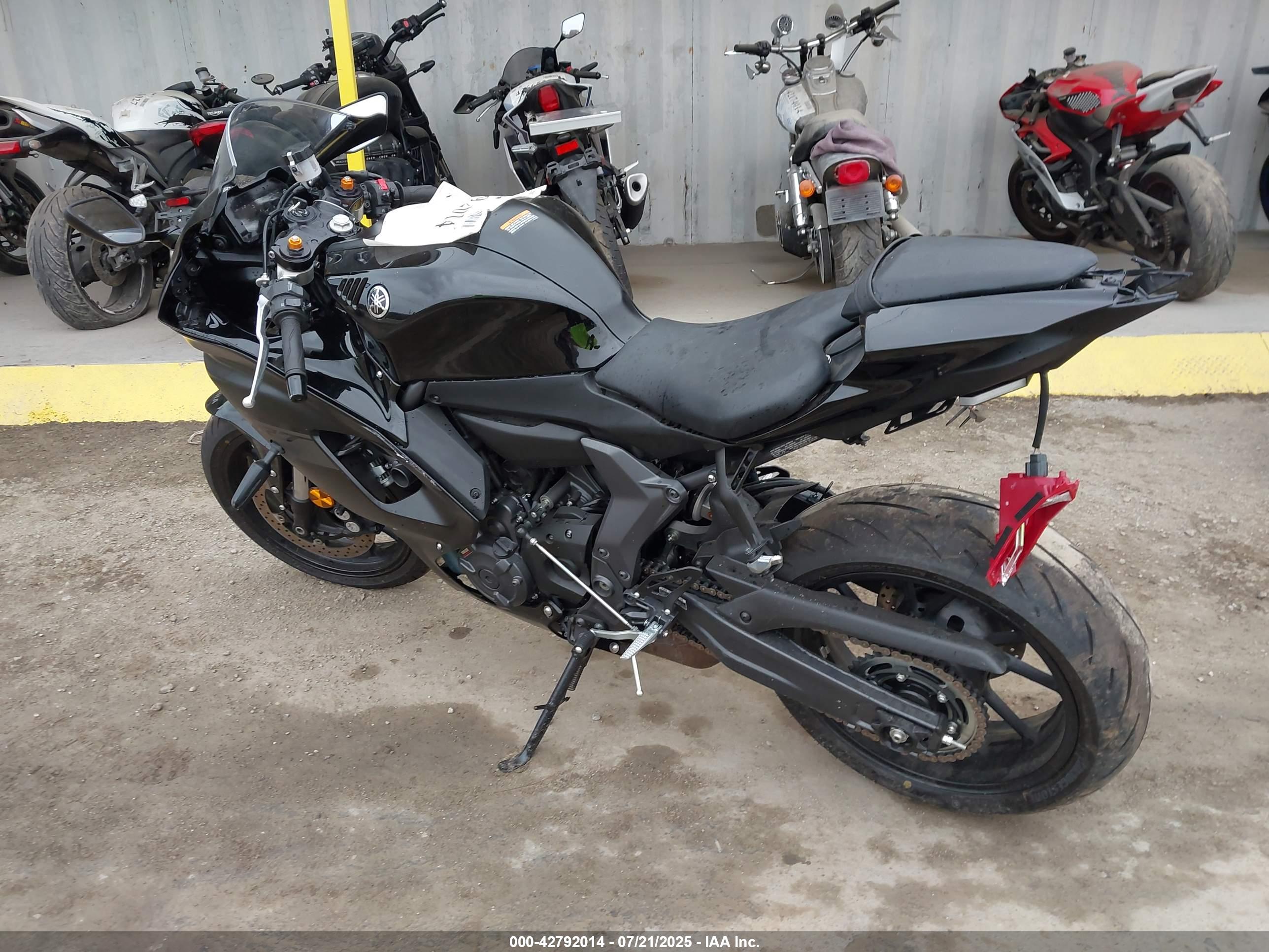YAMAHA YZFR7 image 3