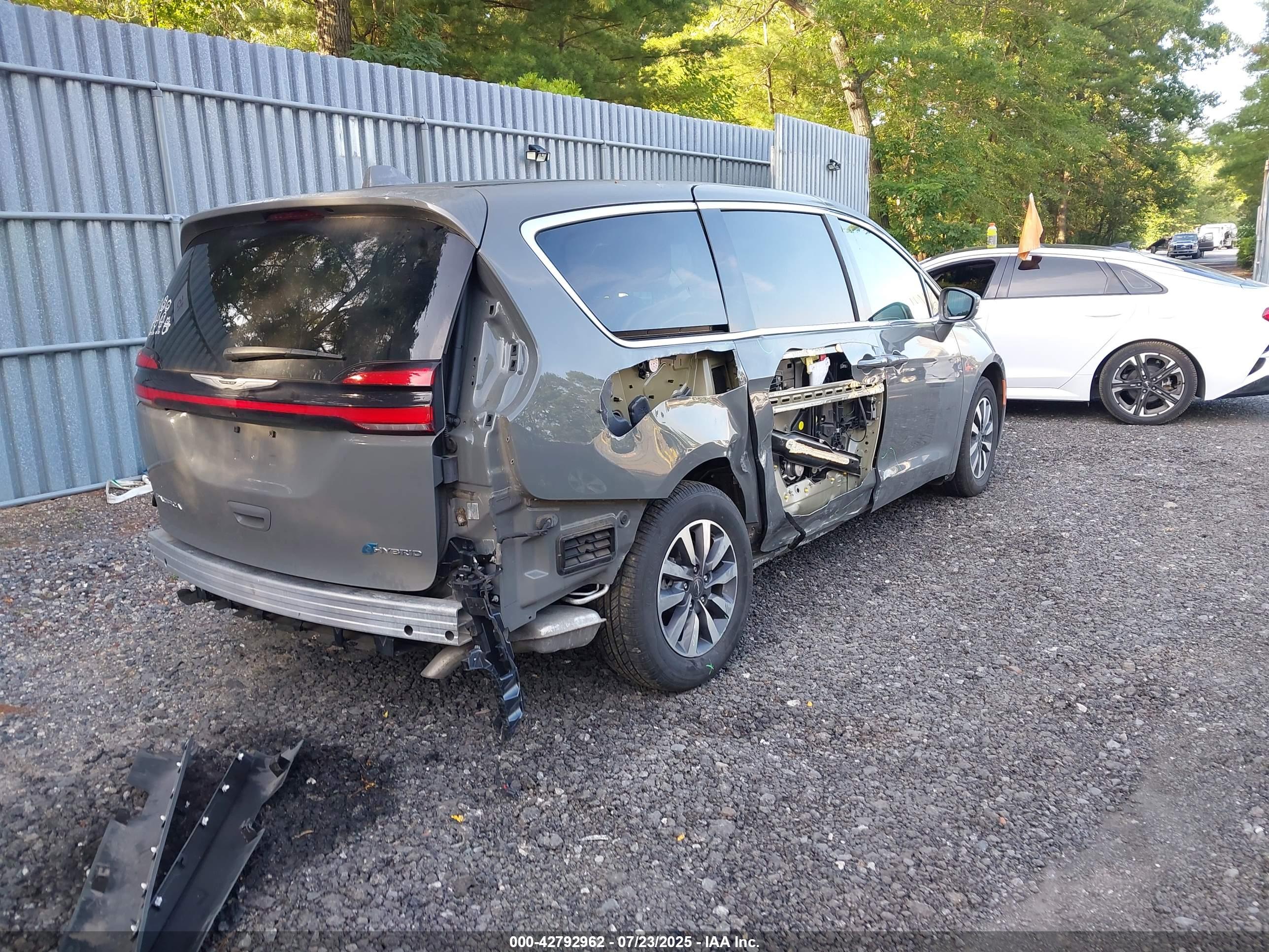 CHRYSLER PACIFICA image 4