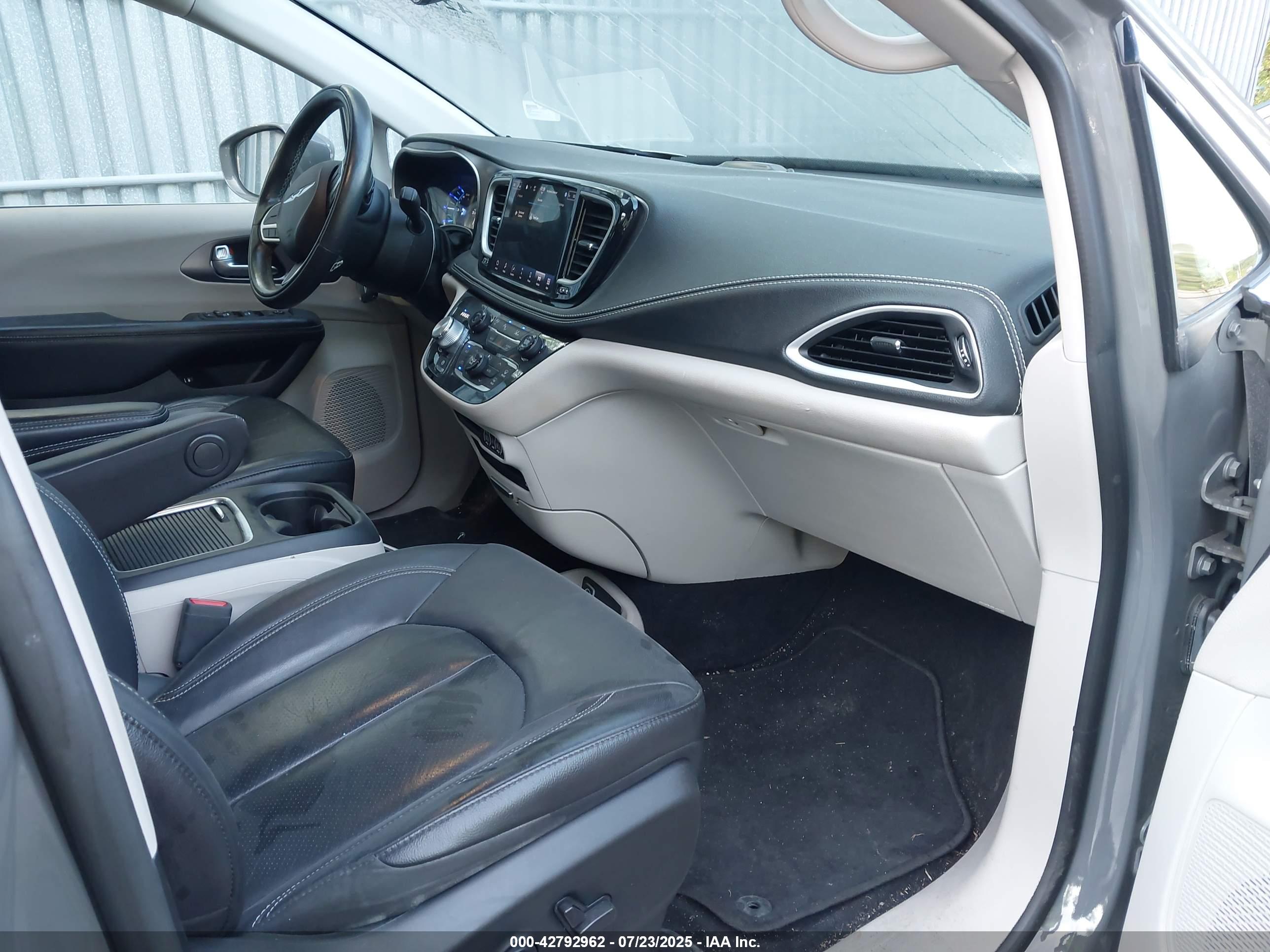 CHRYSLER PACIFICA image 5