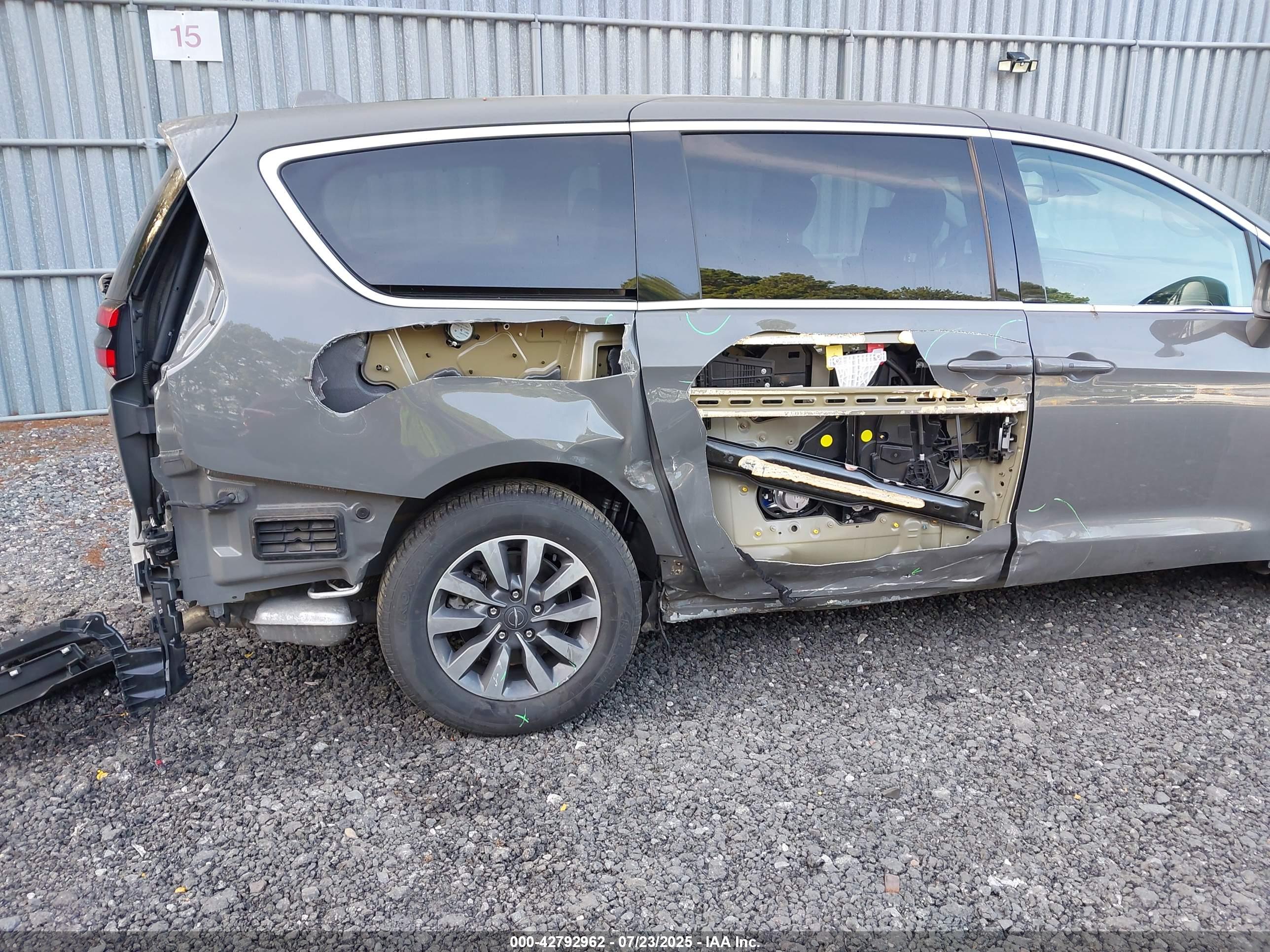 CHRYSLER PACIFICA image 6