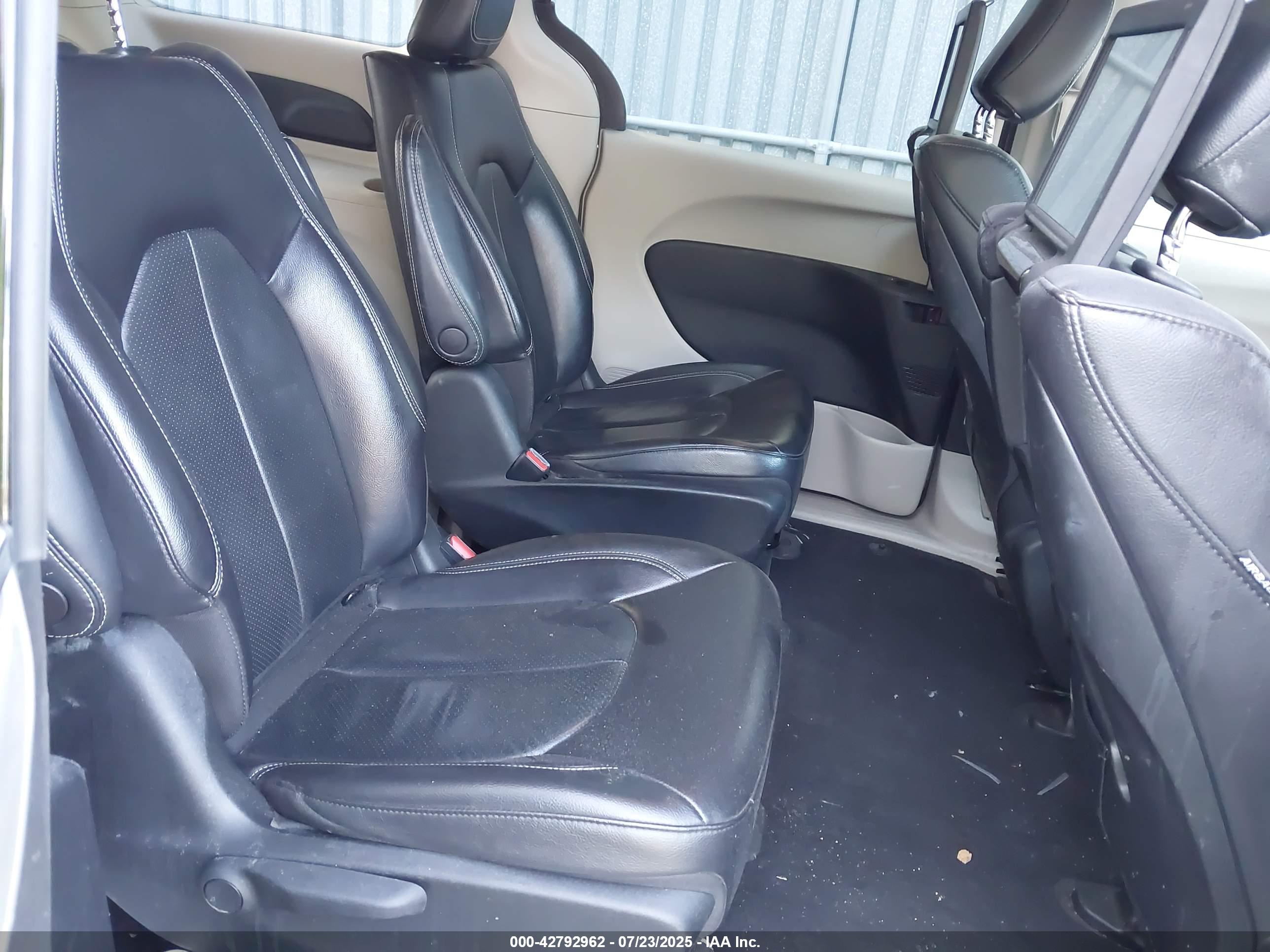 CHRYSLER PACIFICA image 8