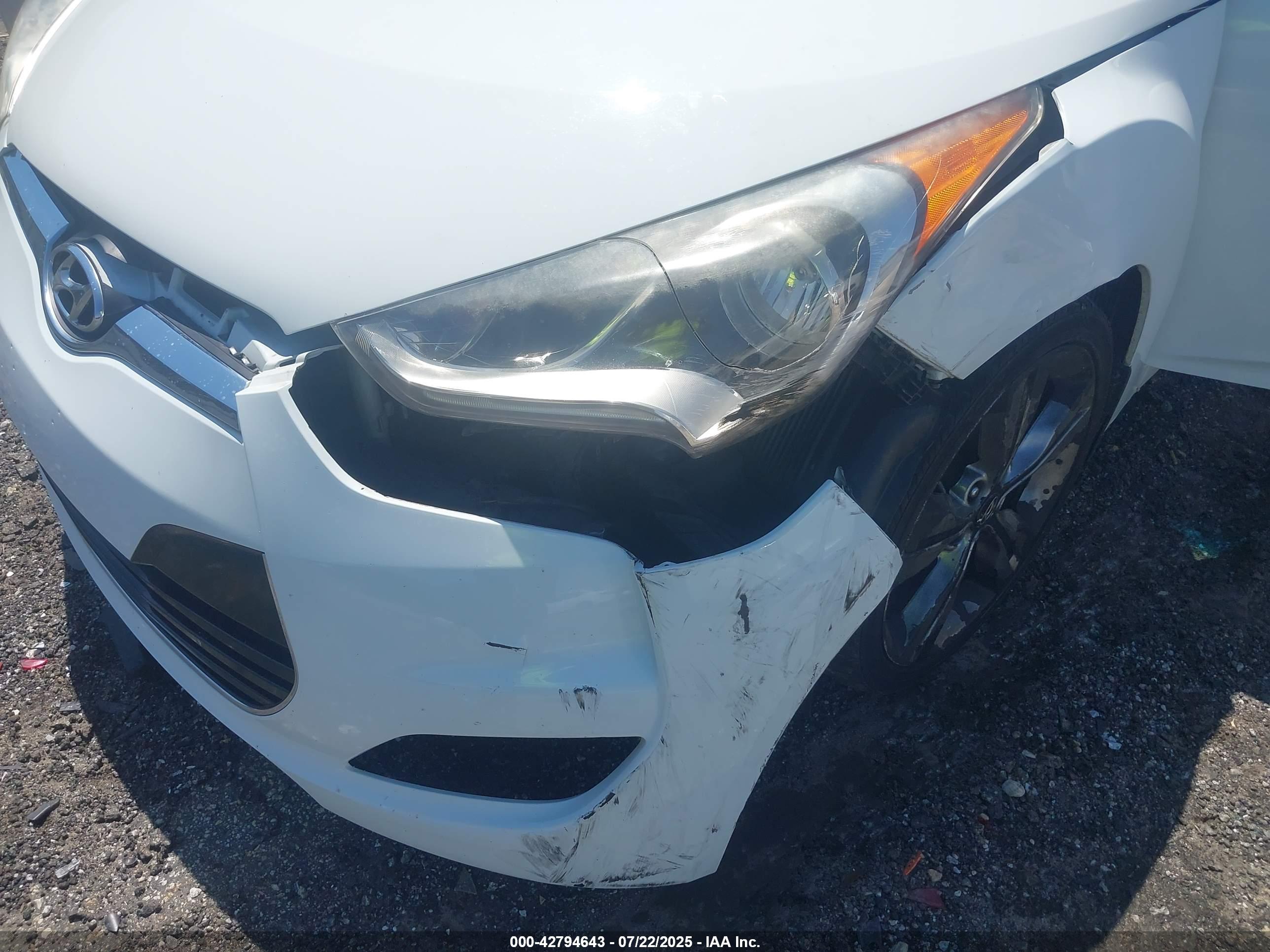 HYUNDAI VELOSTER image 6
