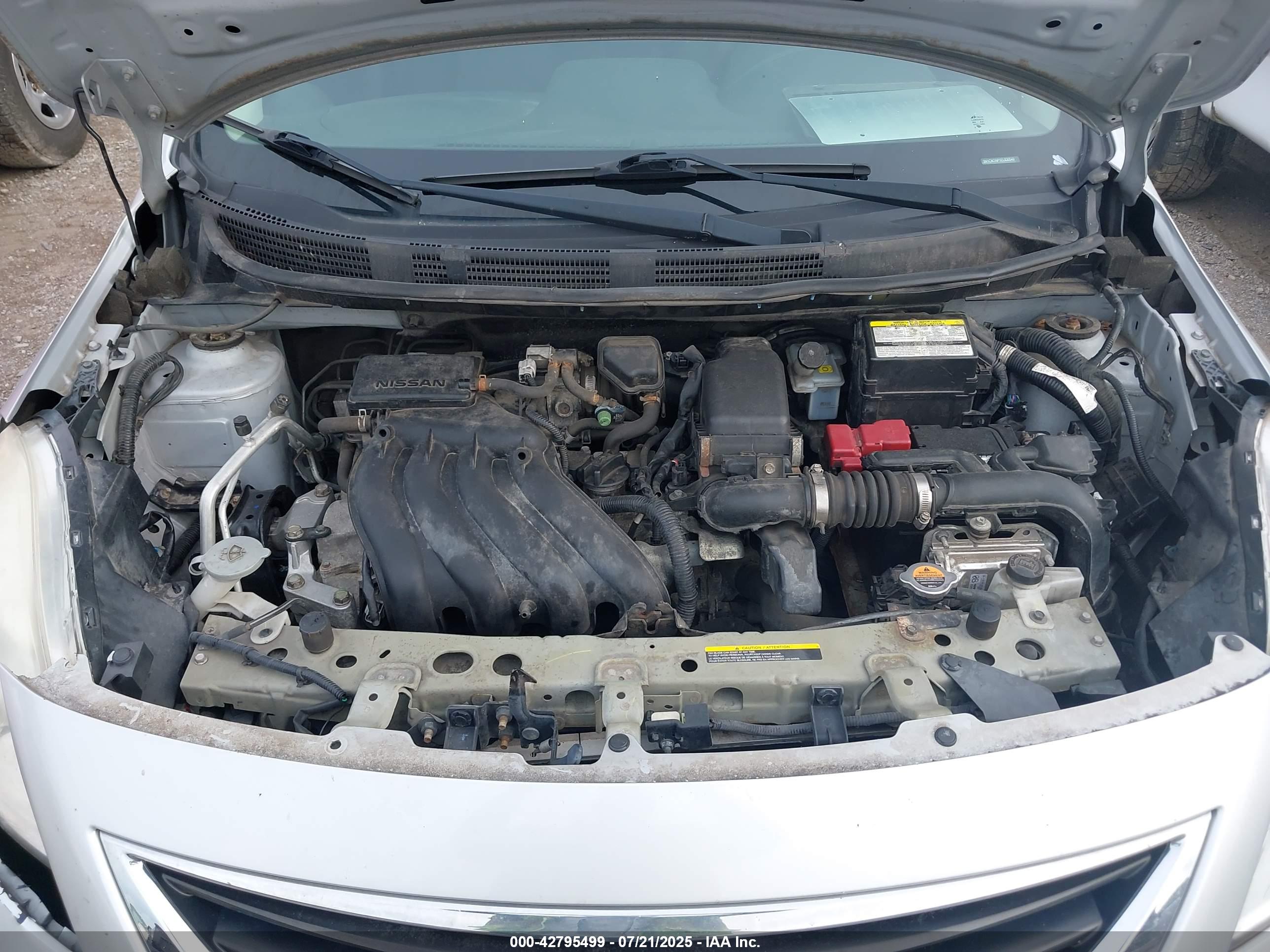 NISSAN VERSA image 10