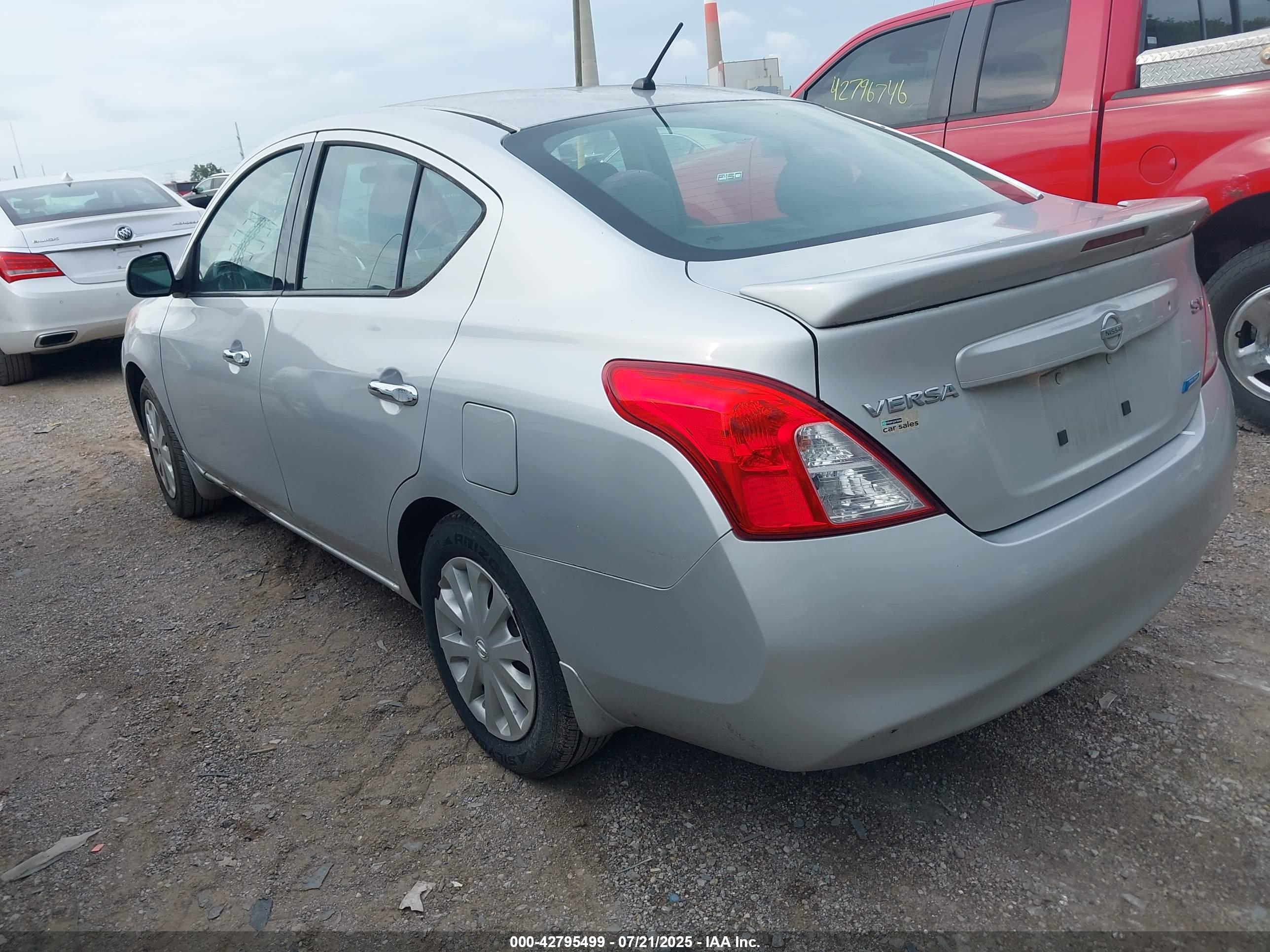 NISSAN VERSA image 3
