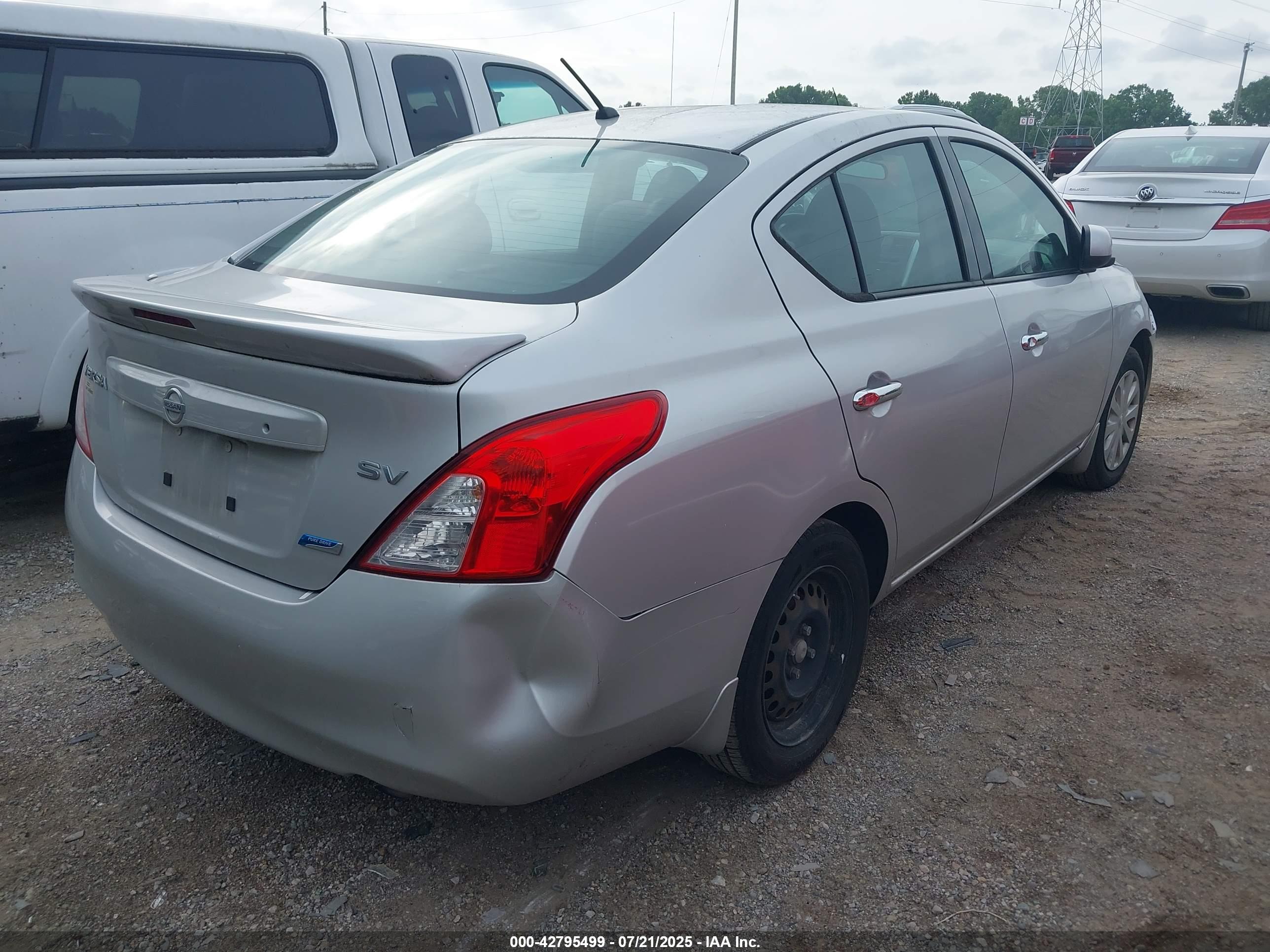 NISSAN VERSA image 4