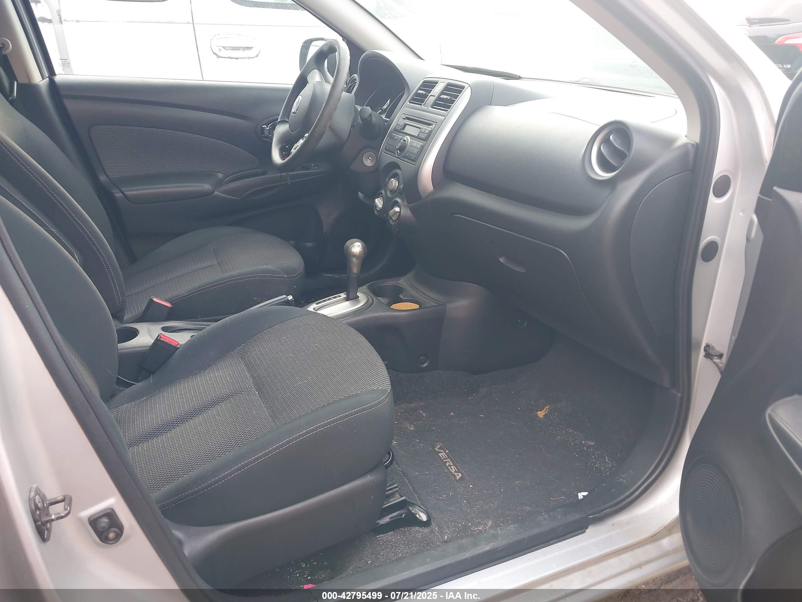 NISSAN VERSA image 5
